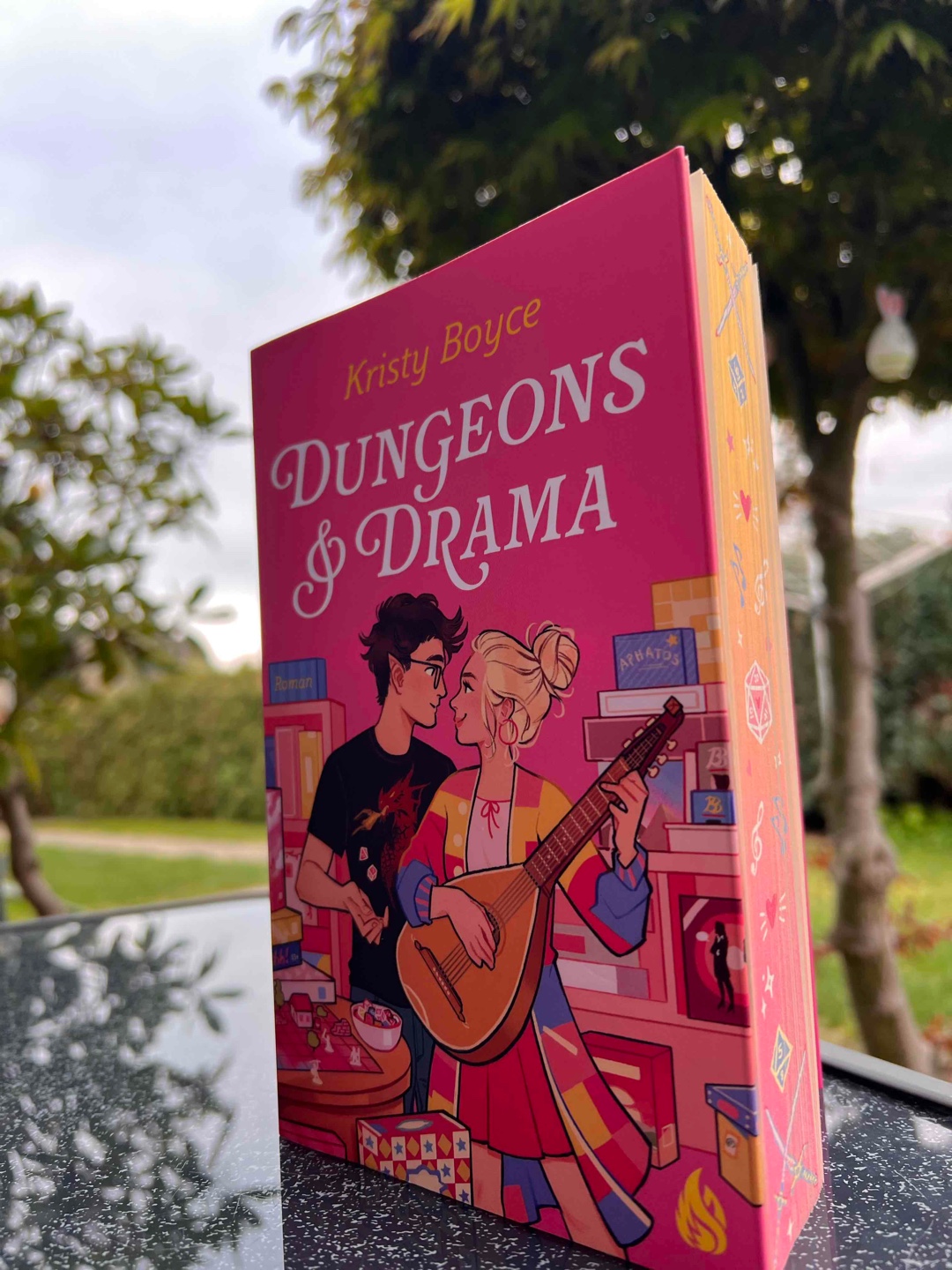 Ein tolle Geschichte für zwischendurch, zum Träumen und definitiv was für Pen and Paper Fans. Es ist ein lustige und romantische Teenager Lovestory mit teilweise vorhersehbaren Wendung und ganz viel Charme. Fand die beiden Protagonisten total süß und hab dieses Buch verschlungen.