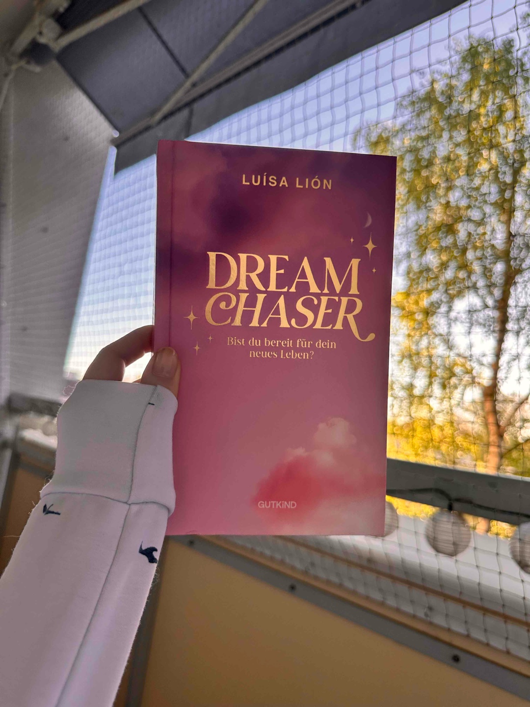 "Es gibt nichts, was du nicht erreichen kannst, wenn du den Mut hast, es anzugehen. Deine Träume und Ziele sind keine Fantasien - sie sind eine Vision von dem, was möglich ist, wenn du dich traust, einen Schritt nach dem anderen zu gehen."