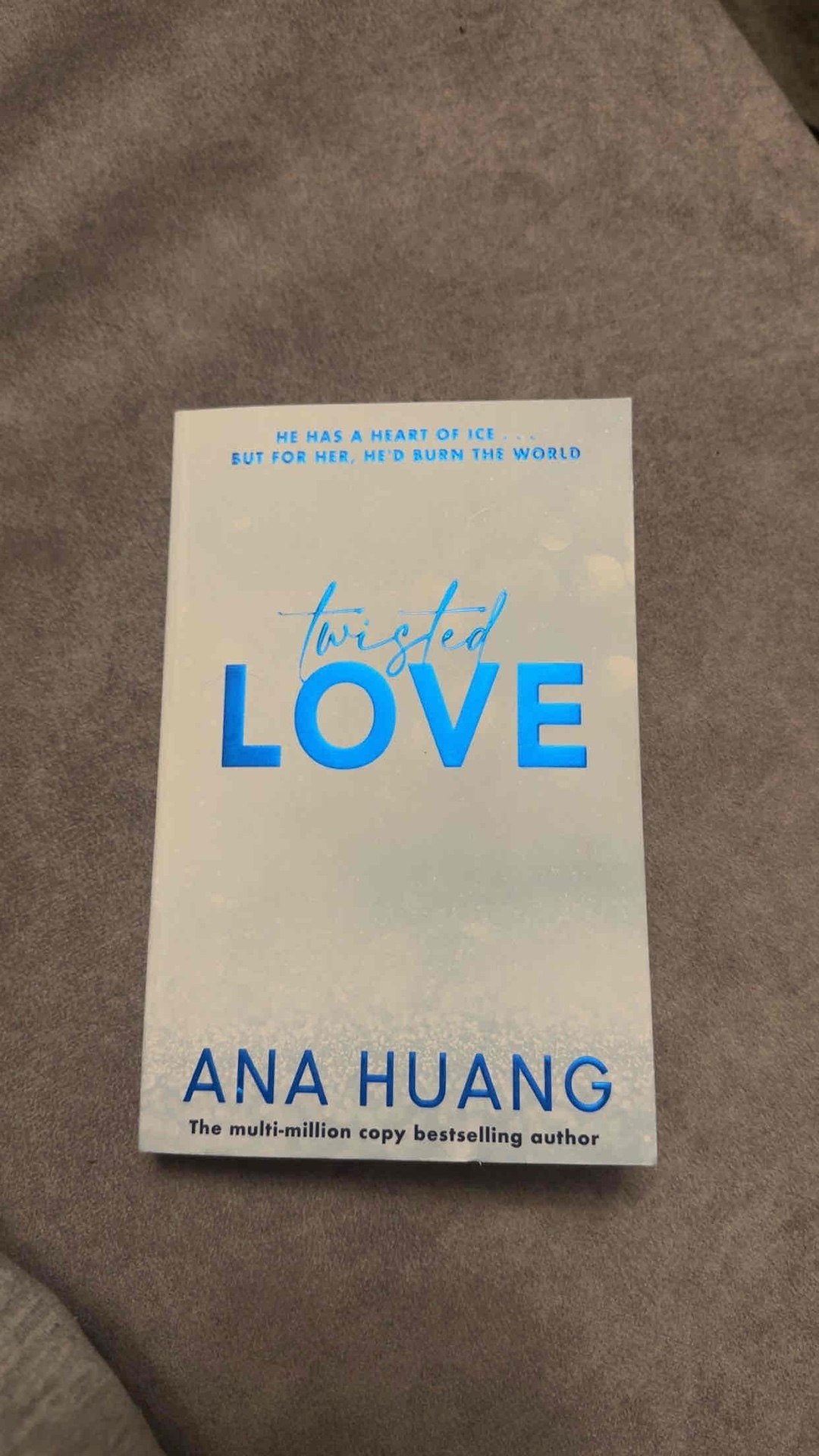 Mein erstes englisches Buch- eins muss man Ana Huang lassen, der Schreibstil ist wirklich gut und sehr easy zu lesen🤩

Ich bin ja nicht so ein Fan von diesem ganzen „Dark Romance“ pieces in dem Buch muss ich ehrlich sagen, auch dass er sie manchmal wie so einen Hund behandelt (Epilog) macht es nicht gerade besser.

Aber trotzdessen, war der Plot erste Sahne und die Lovestory an sich fand ich auch wirklich nice und ich bin auch unglaublich froh es auf Englisch gelesen zu haben, weil omg die Sprüche auf Englisch sind der Hammer💞