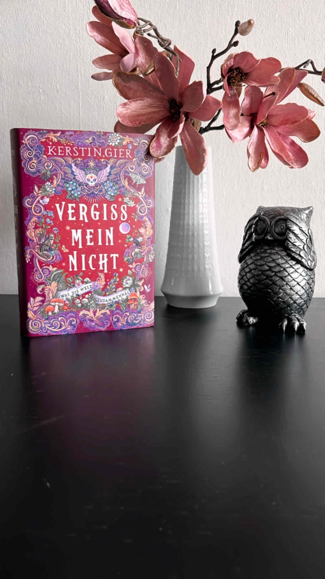 Ich brauche bitte bitte einen Häkel Bax. Wie süß ist das bitte?
Ein schöner Abschluss einer Kerstin Gier Trilogie. Ich merke, dass ich nicht mehr ganz in das Alter der Zielgruppe passe, doch das tut der Geschichte selbst keinen Abbruch.