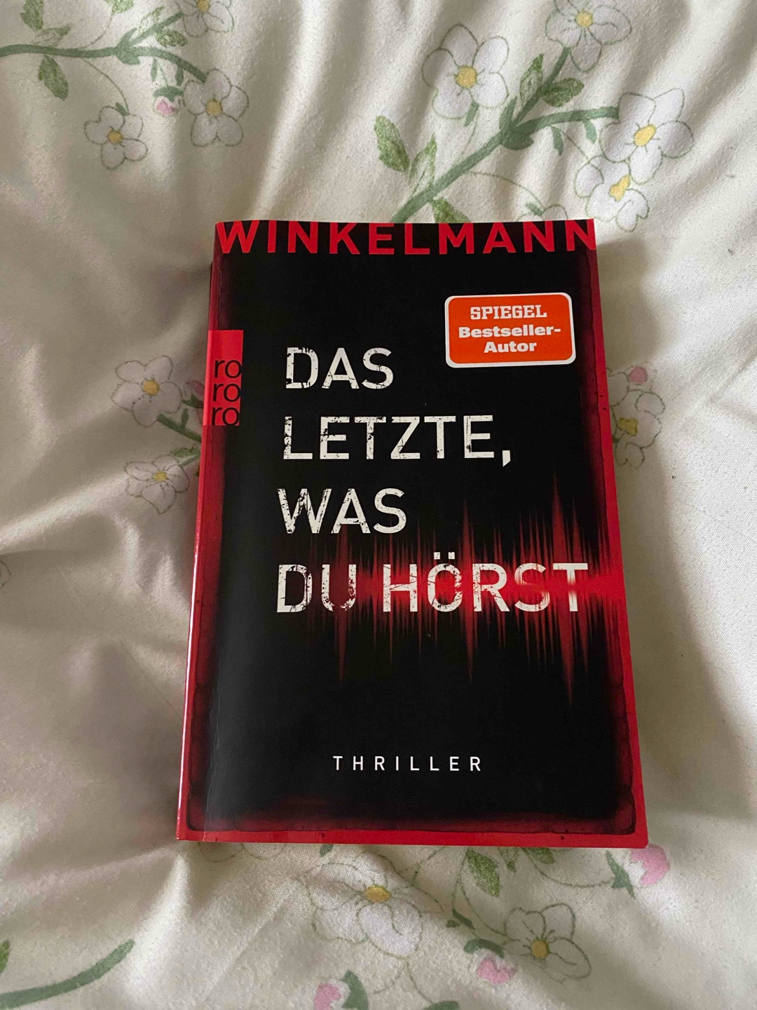 “Ein Podcast, der Tausende begeistert, der süchtig macht, der den Tod bringt..”