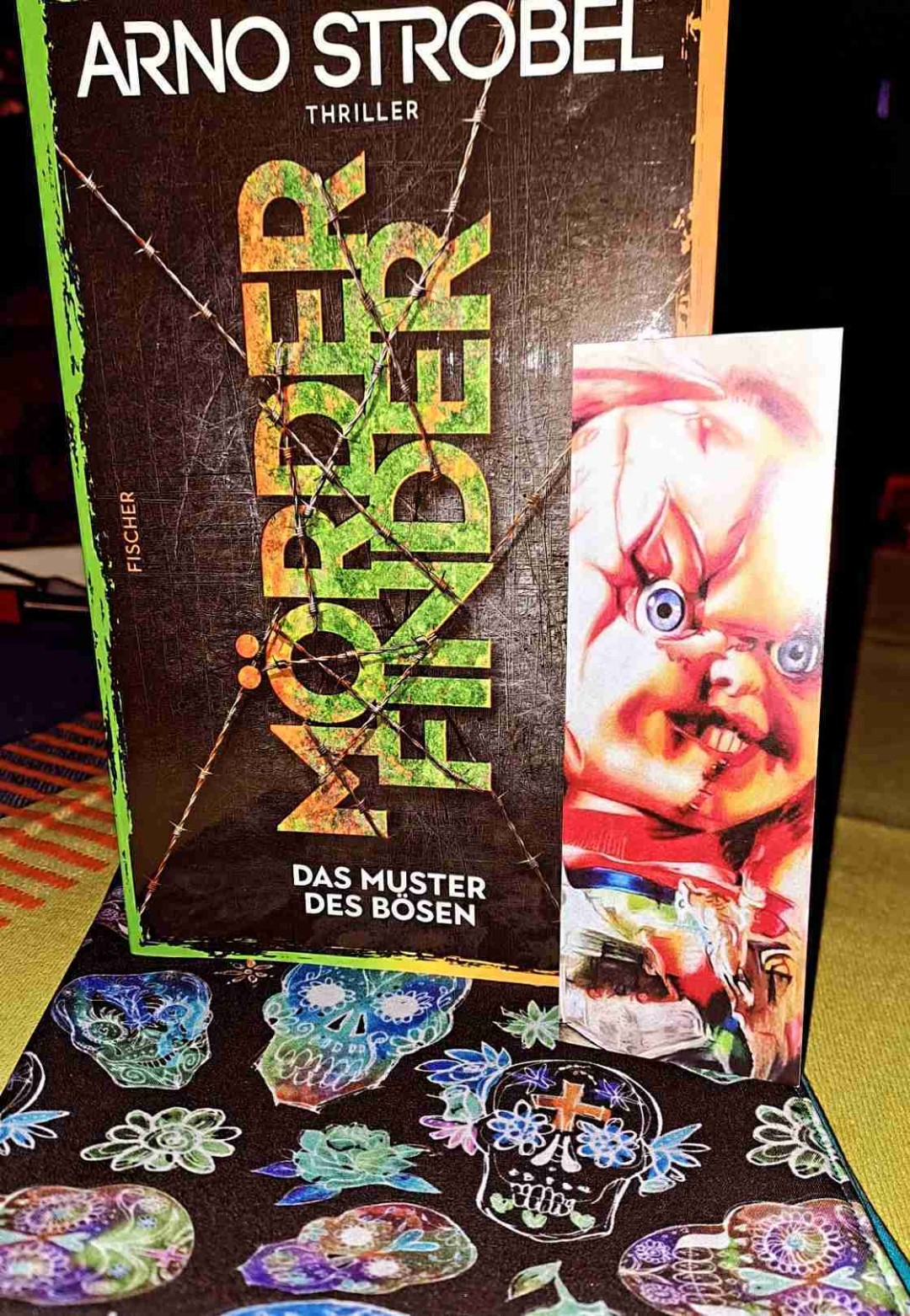 Mörderfinder Nr. 5. Ich mag Max Bischoff. Und noch mehr mag ich Marvin Wagner 😁 Deswegen hab ich mich soso auf den neuesten gefreut.
Und dann, dann hats gerade mal 1,5 Tage gedauert und ich hatte die 364 Seiten weggesuchtet 🤣
Das war ein Psychoritt ganz nach meinem Geschmack. Hat mir total gut gefallen, wie mehrere Verdächtige clever ins Spiel gebracht wurden, wie toll Marvin in Szene gesetzt wurde...
Einfach ein toller 5. Teil! Da wirds Teil 6 nicht so leicht haben 😉 Ich freu mich aber trotzdem schon jetzt drauf!