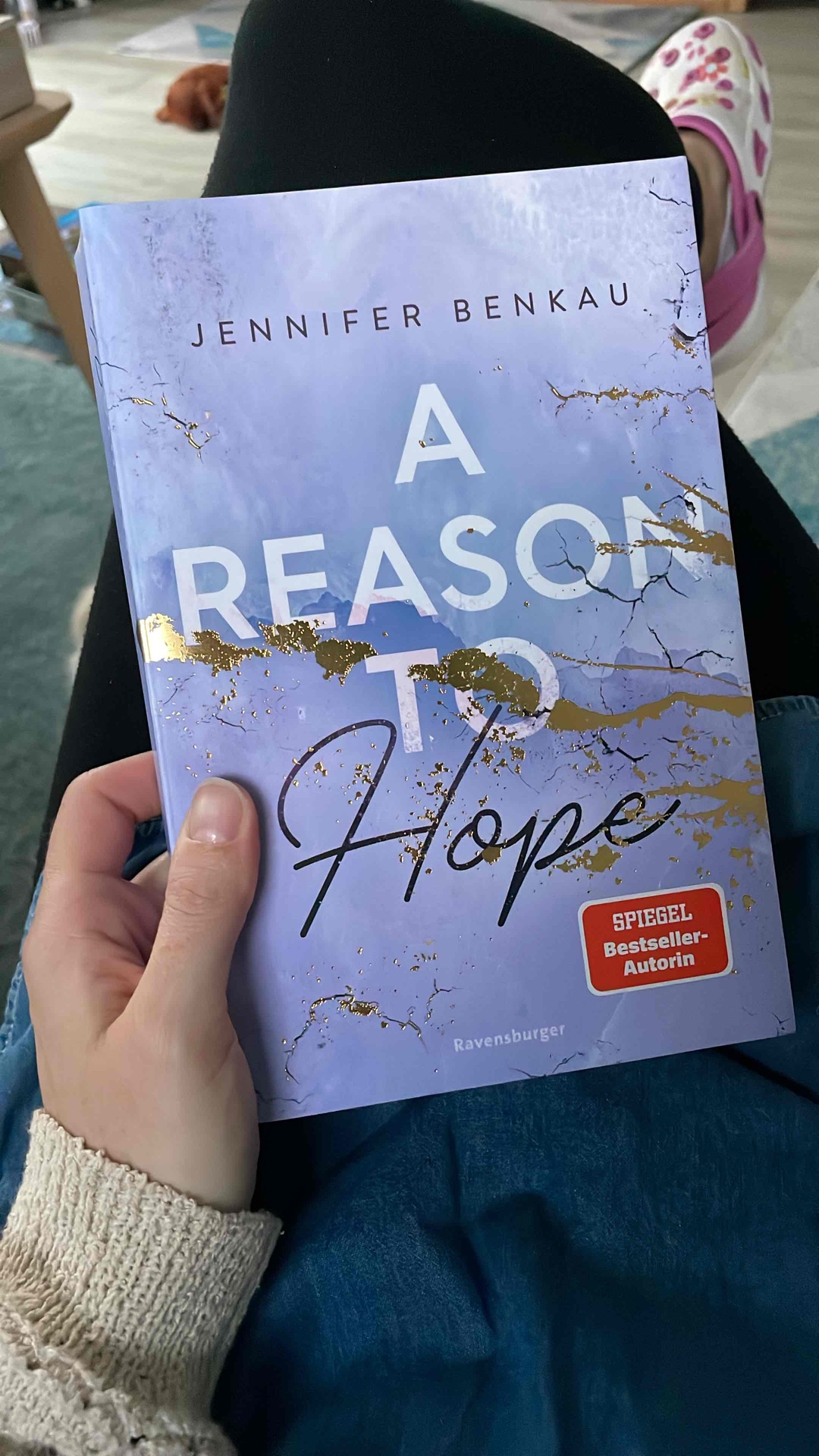 So so so schön ❤️ Ich liebe den Schreibstil von Jennifer Benkau wirklich sehr. Sie lässt die Geschichte so lebendig werden, das man glaubt man stünde daneben. Unglaublich tolle und emotionale Geschichte über Menschen, die sich selbst vergeben & lernen zu vertrauen.
Hanna & Sawyer Liebe! 🫶