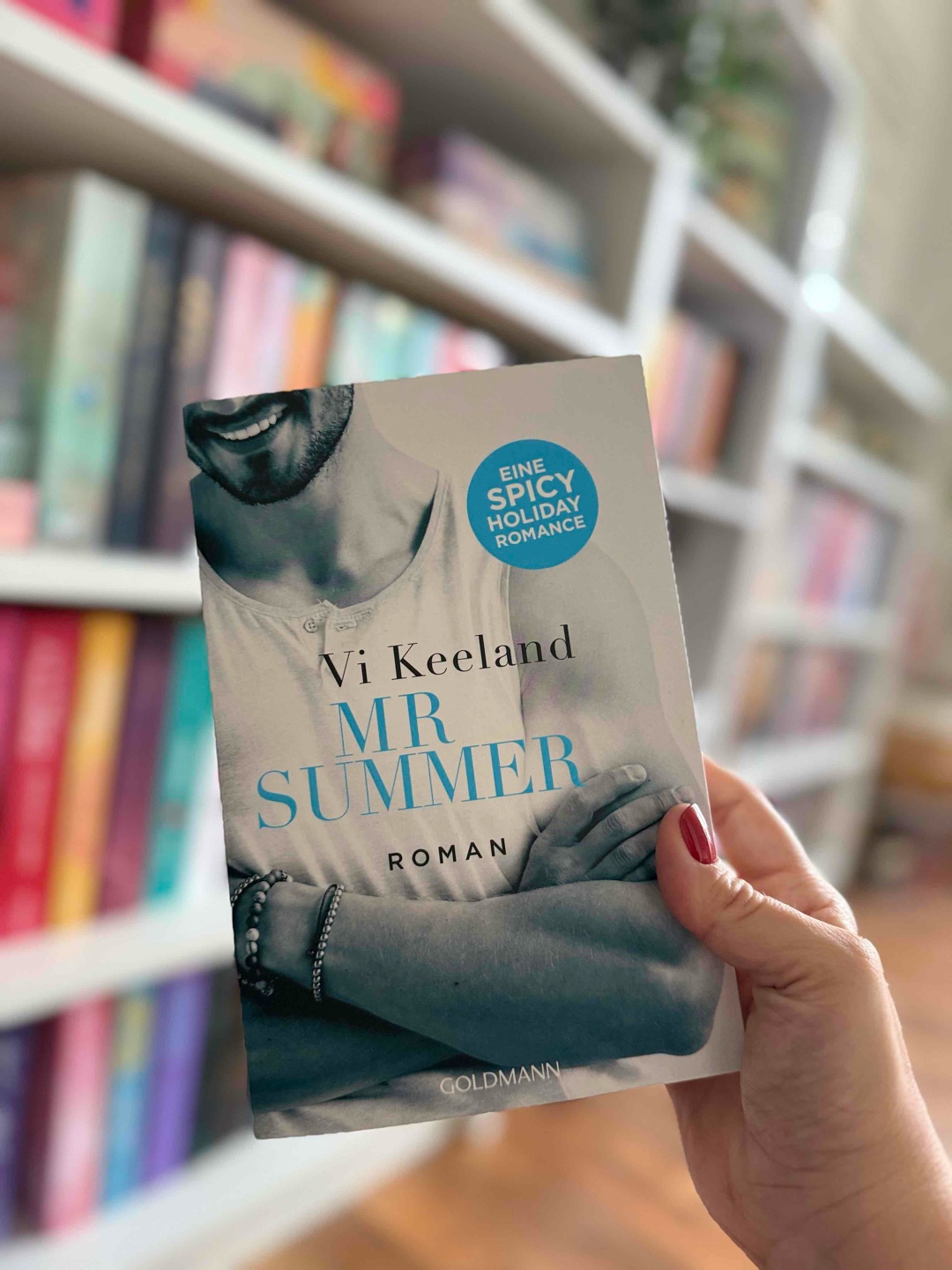 Als ich „Mr. Summer“ in die Hand genommen habe, habe ich mit einer lockeren, spritzigen Liebesgeschichte gerechnet. Genau das, was Cover und Titel versprechen. Und ja, das bekommt man auch… aber eben nicht nur! Ich liebe die Art, wie die Geschichte beginnt. Leicht, frech, mit ganz viel Witz. Und dann diese spürbare Anziehung zwischen den beiden, vom ersten Moment an. Vi Keelands Schreibstil ist angenehm locker, lässt sich super lesen und trotzdem ist da so viel Gefühl drin. Ich habe die Seiten verschlungen!