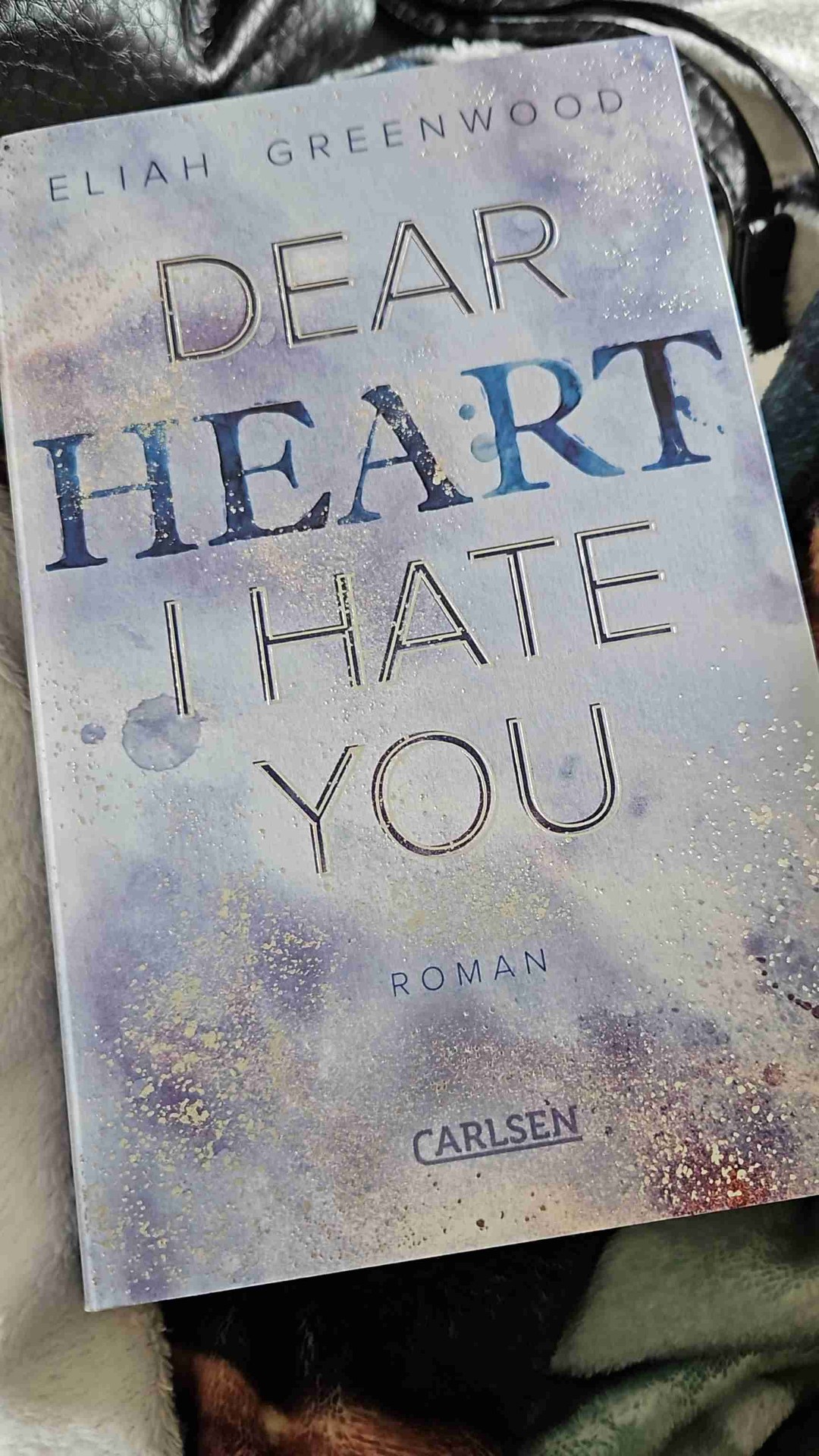 "Ich bin einen Pakt mit dem Teufel eingegangen, ohne ihn vorher zu lesen. Von all seinen charmanten Lügen war < <Ich liebe dich >> die schlimmste"