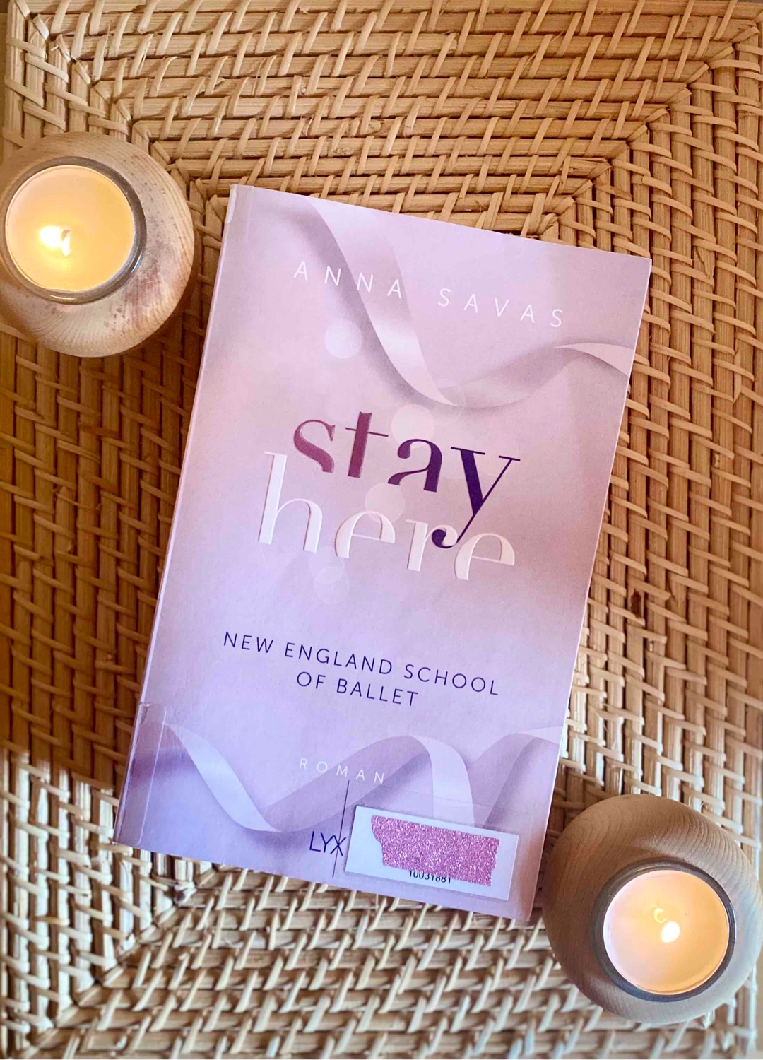 "Stay Here" ist eine emotionale Achterbahnfahrt, die mich von der ersten bis zur letzten Seite mitgerissen hat. 