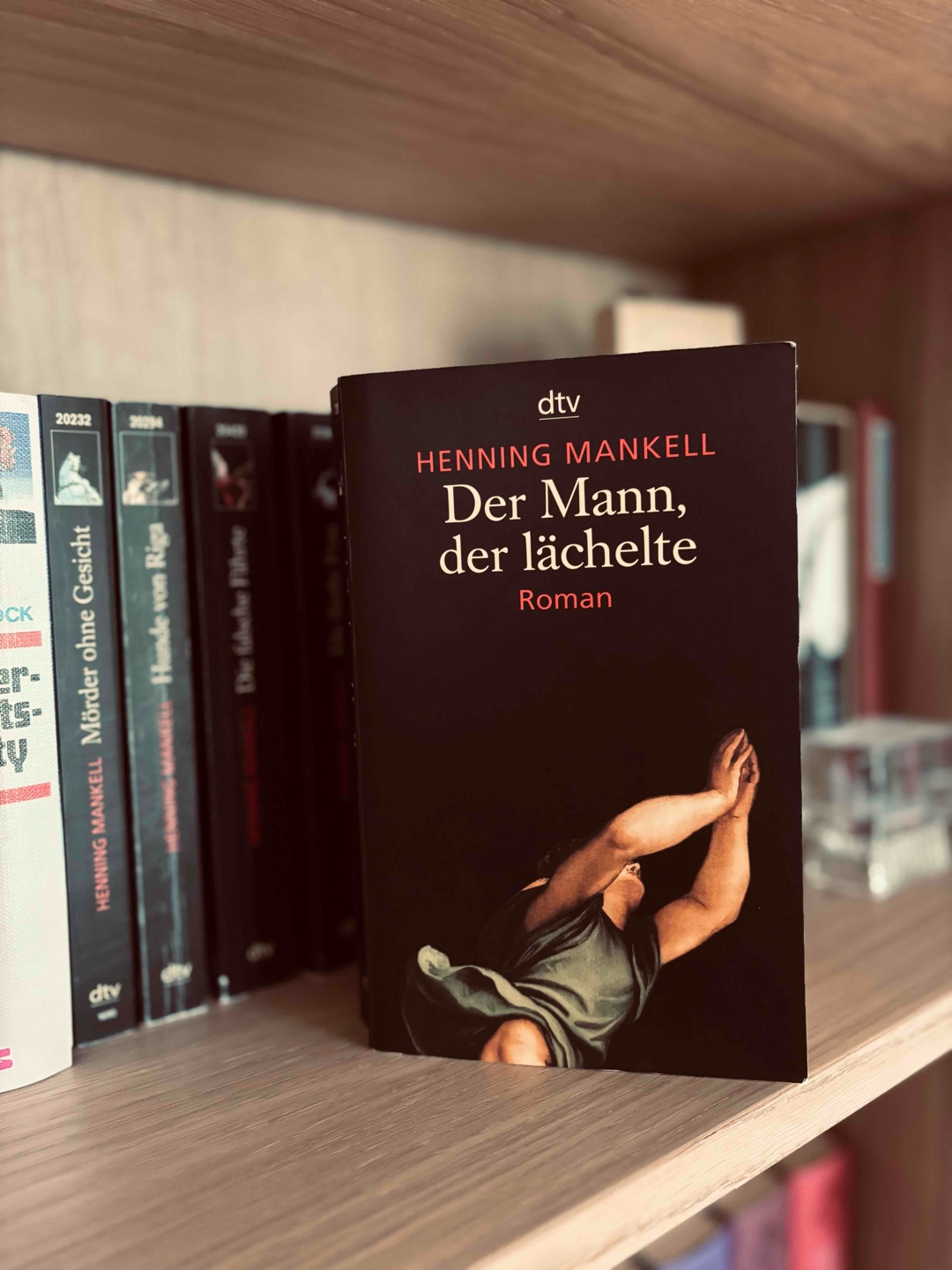 Ein spannender Krimi, der trotz seines vorhersehbaren Endes, viele Überraschungen zu bieten hat.