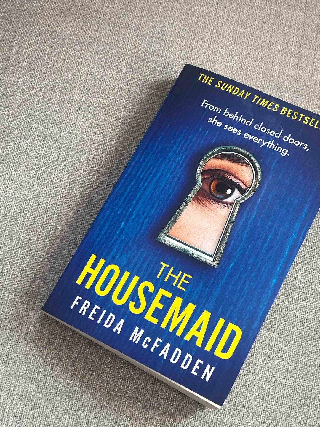 Mein erstes Buch von Freida Mcfadden und wow das war crazyy. So unglaublich spannend hab den plottwist gar nicht kommen sehen und dachte auch lange noch nein das kann nicht wahr sein. Hab mir offiziell ein neues Genre freigeschaltet :Thriller 🔪🩸