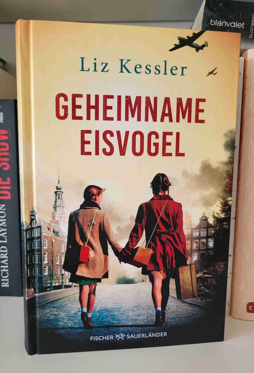 🪶🪶🪶🪶🪶🪶🪶🪶🪶🪶🪶🪶🪶🪶🪶🪶
Berührende Geschichte, die von Mut, Charakterstärke, aber auch Angst erzählt. Die zwei Zeitebenen bieten eine willkommene Abwechslung inmitten der Tragik des Zweiten Weltkriegs. Sehr zu empfehlen!
🪶🪶🪶🪶🪶🪶🪶🪶🪶🪶🪶🪶🪶🪶🪶🪶