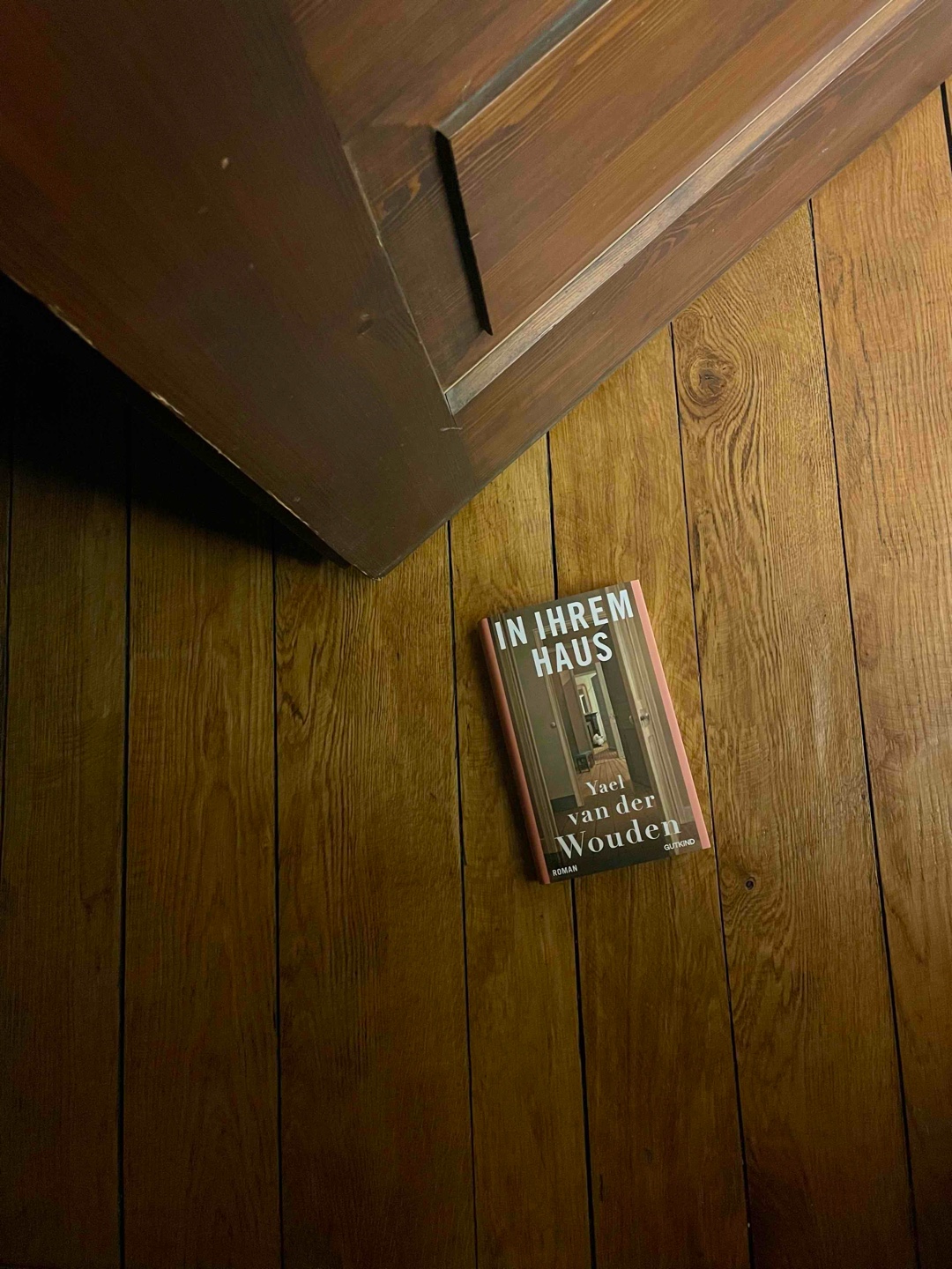 Großartiges Buch. Zwei Wochen nach dem Lesen begleitet es mich immer noch - es hat im Nachwirken noch an Qualität gewonnen.
