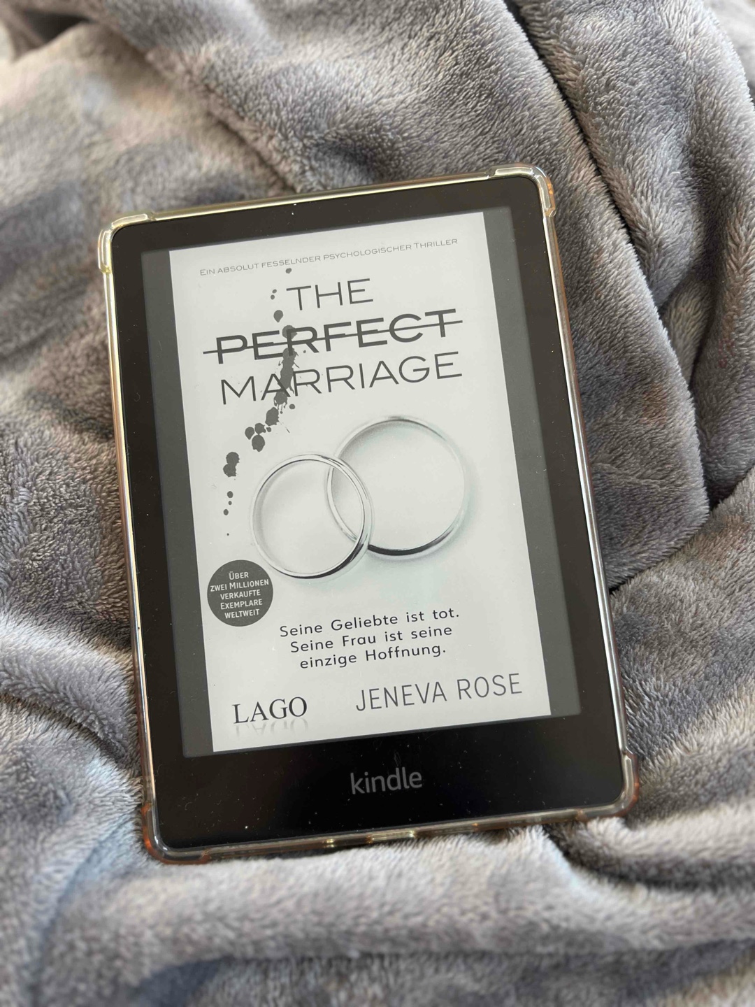„The Perfect Marriage“ hat mich direkt gepackt! Die Kapitel wechseln zwischen Sarah und Adam, was super spannend ist. Man bekommt immer neue Einblicke und denkt ständig: Wer sagt hier eigentlich die Wahrheit? Mit jeder Seite kommen neue Geheimnisse ans Licht und ich wusste bis ganz zum Schluss nicht, wer der Mörder ist. Das Ende hat mich total überrascht.
Der Schreibstil ist richtig angenehm und flüssig. Ich bin durch die Seiten geflogen!