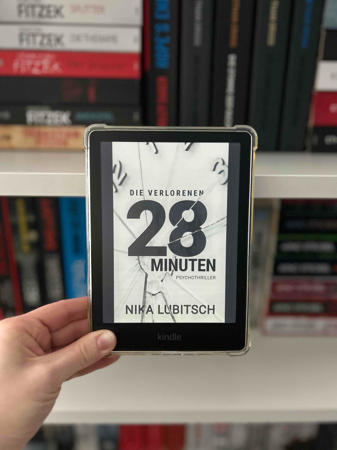 Solider Thriller zum „wegsnacken“ mit < 300 Seiten. Die Story war nicht unheimlich krass ausgebaut/ verstrickt und auch die Auflösung war etwas anders als ich vermutet hatte.
Das Kosewort „Krümelchen“ kann man nach einer Zeit wirklich nicht mehr lesen/hören, es wurde einfach zu oft und zu viel eingebaut und nervt dann einfach nur noch😮💨🙈
Ist okay, gibt aber bessere Thriller 🙈