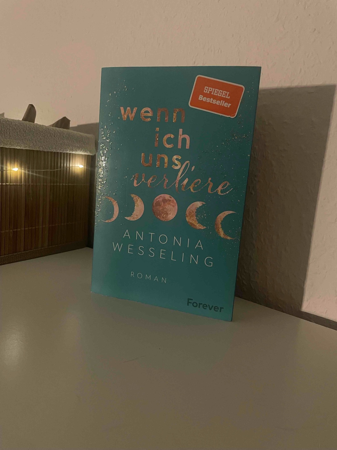 Ich muss leider sagen, dass "Wenn ich uns verliere" nicht mein Fall war. Ich hätte es wirklich sehr gerne gemocht aber leider konnte ich mich überhaupt nicht in die Protagonisten hineinversetzen. Der Schreibstil ist wirklich gut aber dennoch musste ich mich immer wieder motivieren weiterzulesen. 

