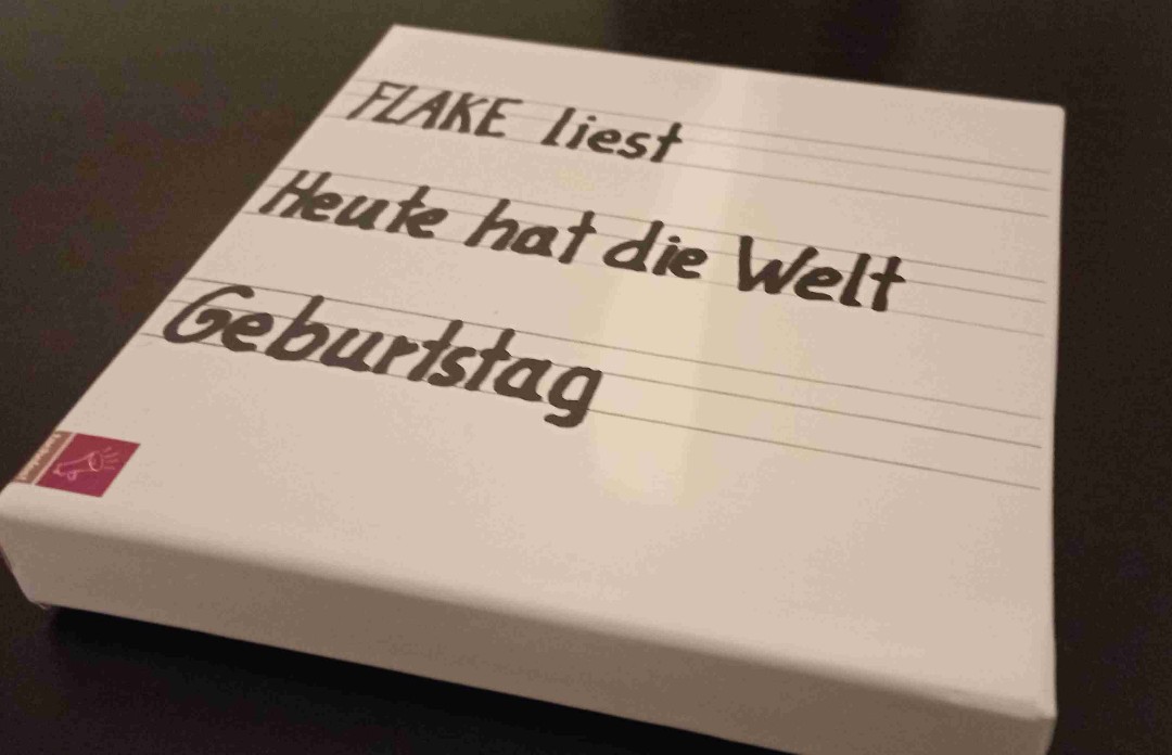 Eine sympathische Art hat der Flake, das Hörbuch habe ich während einer Autoreise gehört und die Zeit verging schnell.
Es geht über die Anfänge von Rammstein und Flakes Sicht und Gedanken, sowie zum Hörbuch aktuelle Konzerte.
Irgendwie crazy, so ist das Leben. Ich denke hier ist nur der Rammstein Fan angesprochen.
Ich mochte die Erzählweise von Flake. Den Titel habe ich nicht verstanden, lol. Aber das ist ja nebensächlich.
