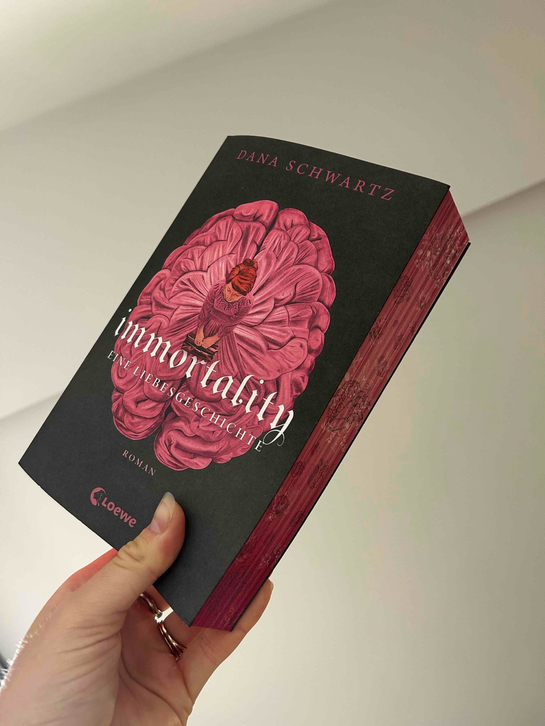 „Hinter den Kulissen sind es immer Frauen, die die Fäden ziehen Hazel. Wir sind zwar unsichtbar in der Geschichte, doch dafür überleben wir sie auch!“
