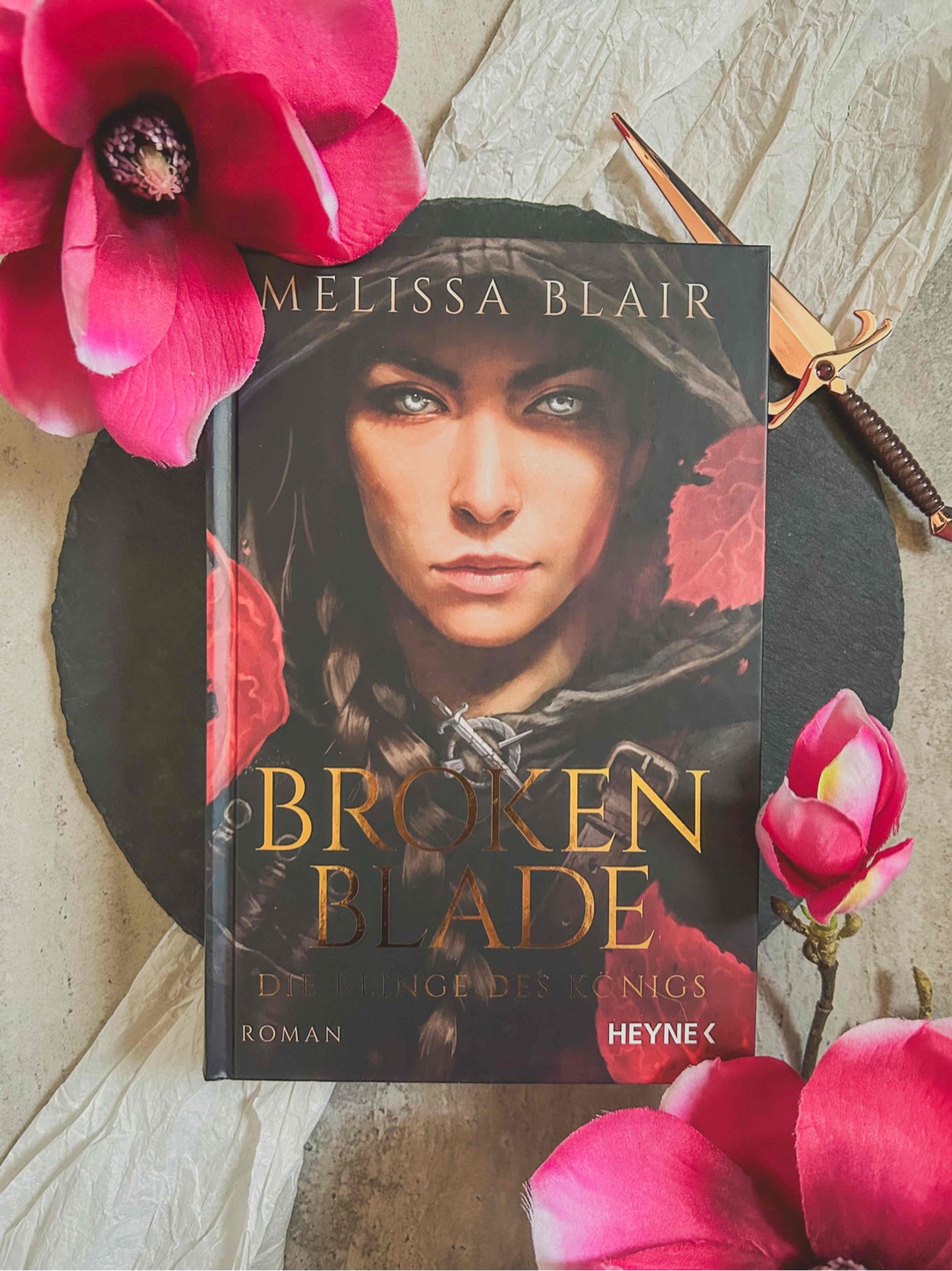 Für mich war »Broken Blade – Die Klinge des Königs« ein absolutes Highlight und ich verstehe absolut nicht, dass das Buch nicht viel mehr gehyped wird. Definitiv eine klare Empfehlung!