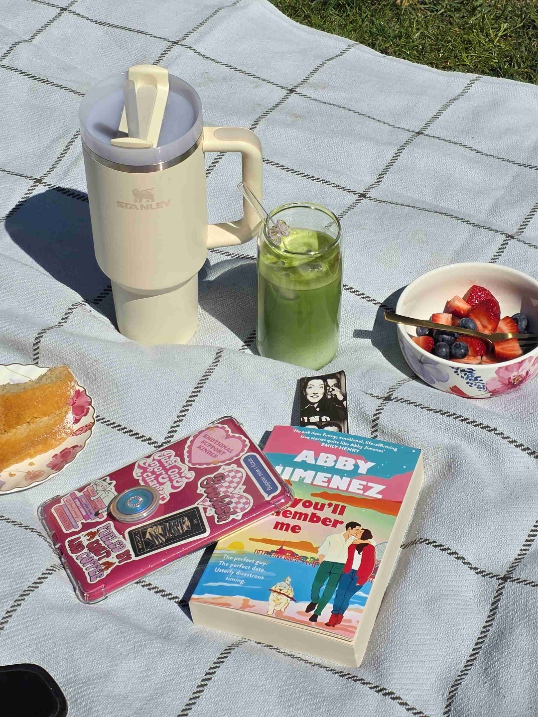 Meine Lieblingsromance 2025. Ich hab 2x geweint beim Lesen, die Story hat mich so berührt (wobei es nicht immer leichte Themen waren). Ein unfassbar schön geschriebenes Buch über Liebe, das aufeinander Warten, die Sehnsucht nacheinander und Erinnerungen schaffen, das Vergessen und Wiederfinden. So so so gut... ein Must Read 2025!