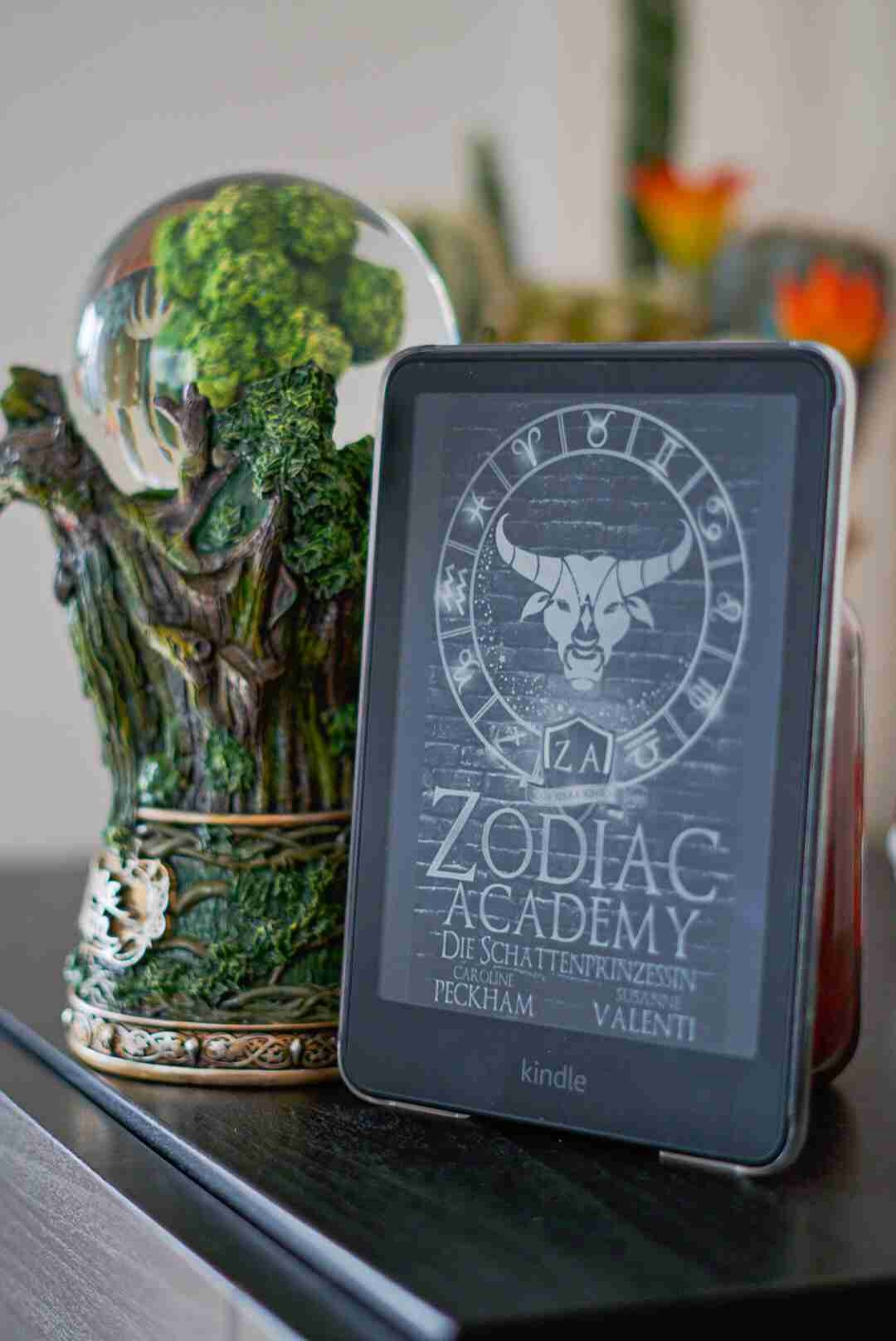 „In der Dunkelheit lernten wir nicht nur zu überleben –
wir lernten zu herrschen.“
– Zodiac Academy 4