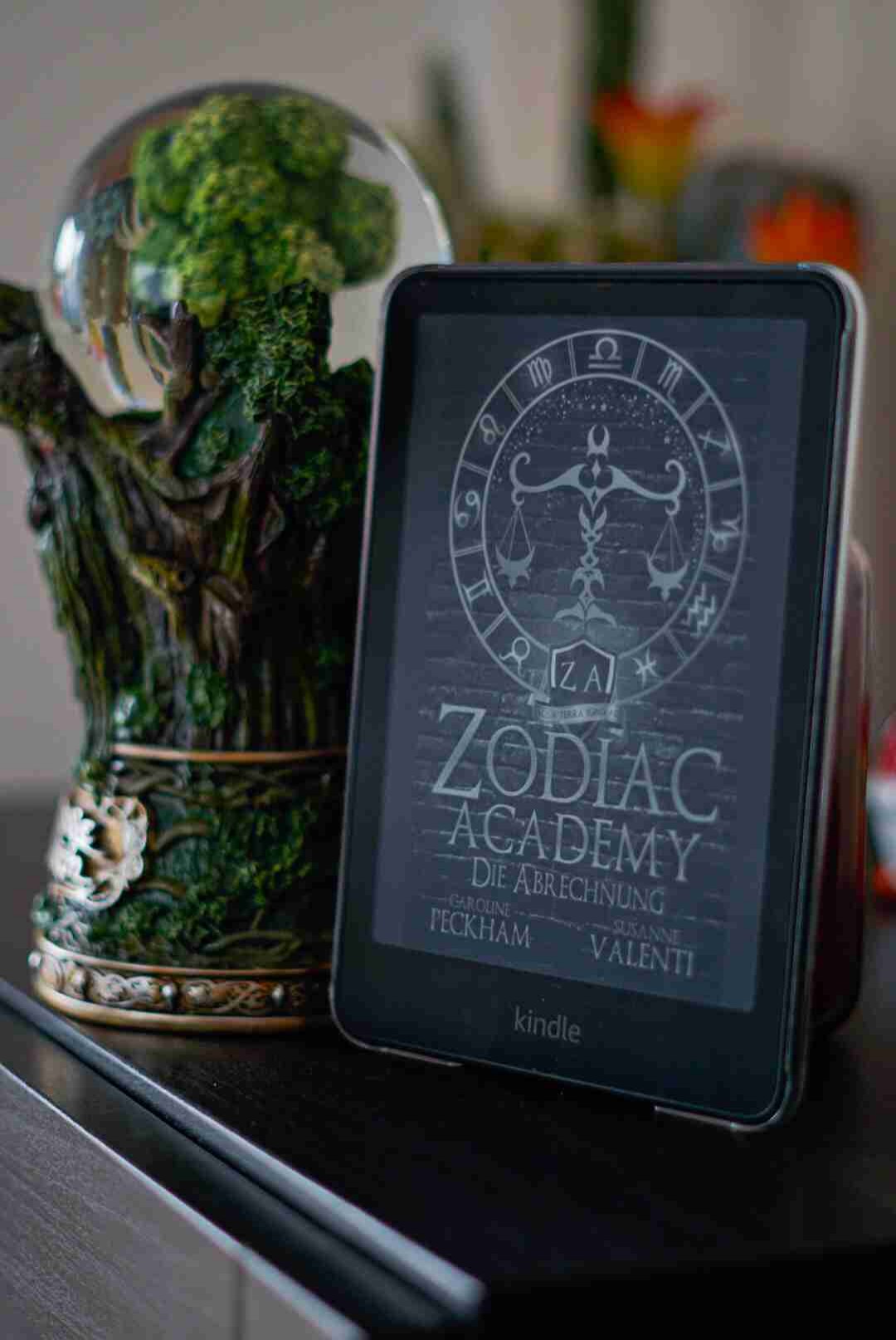 „Nicht jeder, der dir die Hand reicht, will dich retten.
Manche wollen nur sehen, wie du fällst.“
– Zodiac Academy 3
