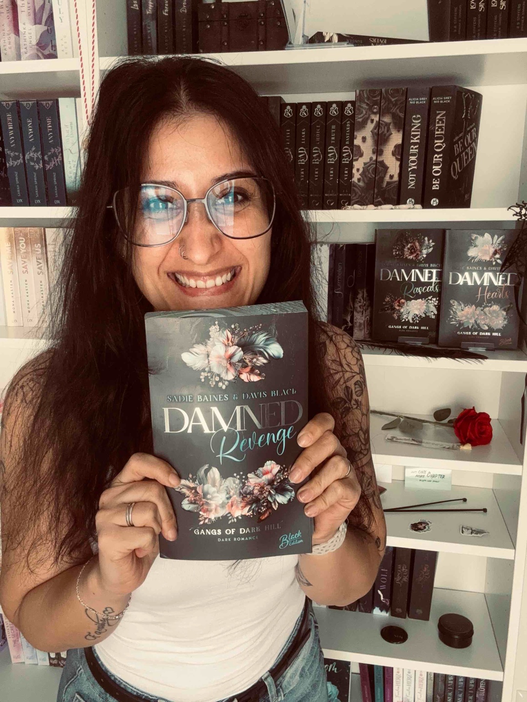 Wenn ihr auf der Suche nach einer Buchreihe seid, die euch emotional zerstört, überrascht, mitreißt und nicht mehr loslässt – lest die Damned-Reihe. Sie ist alles. Und noch mehr.
