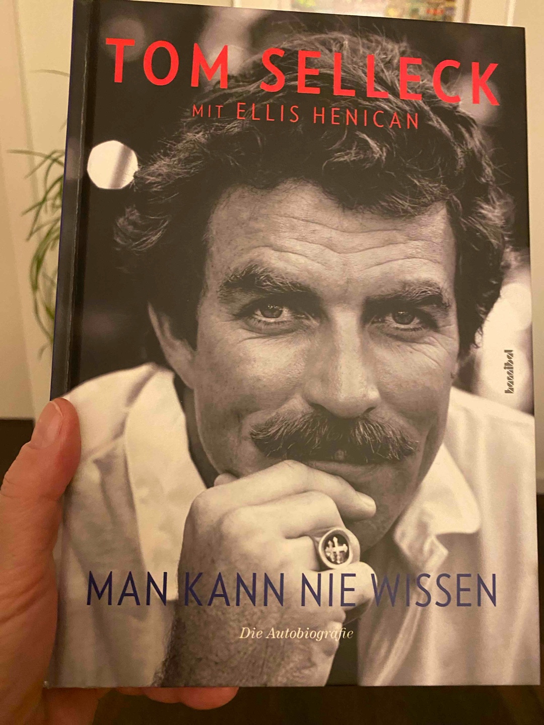 Als Magnum und Frank Reagan - Fan hab ich mich gefreut, dass mir diese Biografie in die Hände fiel.
Allerdings fand ich es dann doch nicht so interessant und der Inhalt wäre auch auf der Hälfte der Seiten ausreichend gewesen.