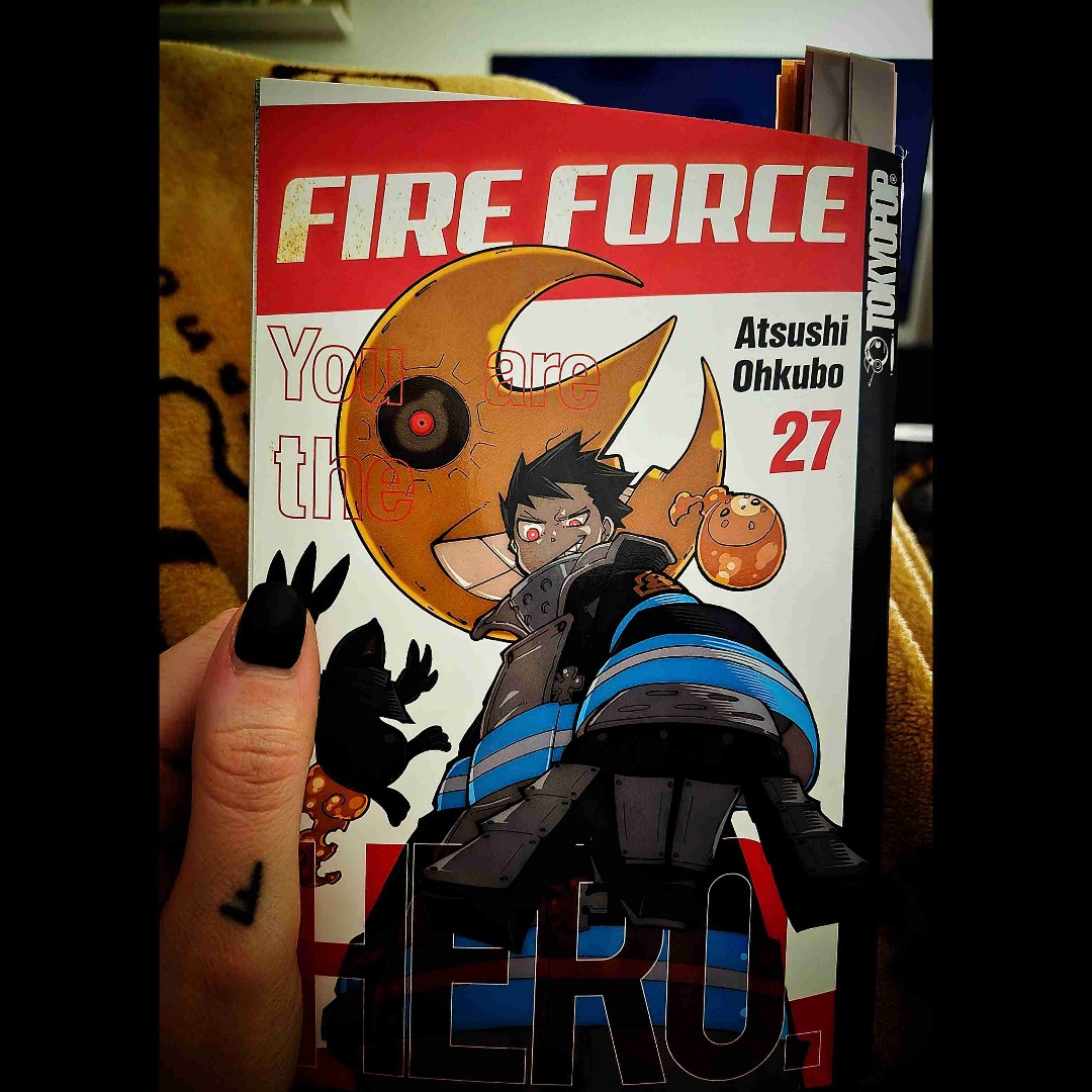 Ich musste einfach wissen wie es weitergeht. Und es ist einfach unglaublich spannend geblieben. Natürlich durften kleine charmante Einlagen zur Auflockerung der Gesamtsituation nicht fehlen, denn das macht Fire Force aus. ♡
Das Geheimnis die Kusakabe-Brüder, deren Familie und Geburt wurde gelüftet. Und die 8. Säule tritt in Erscheinung. Man hätte es sich irgendwie schon denken können, aber, für mich persönlich, gab es auch noch andere ganz heiße Kandidaten, deswegen war es am Ende doch eine kleine Überraschung.
Ich mag in diesem Band vor allem, dass auch andere Charaktere aus anderen Sondereinheiten ihr Potenzial zeigen konnten und mochte das Zusammenspiel mit den Einheiten, die weiterhin zur 8. Sondereinheit stehen. ♡