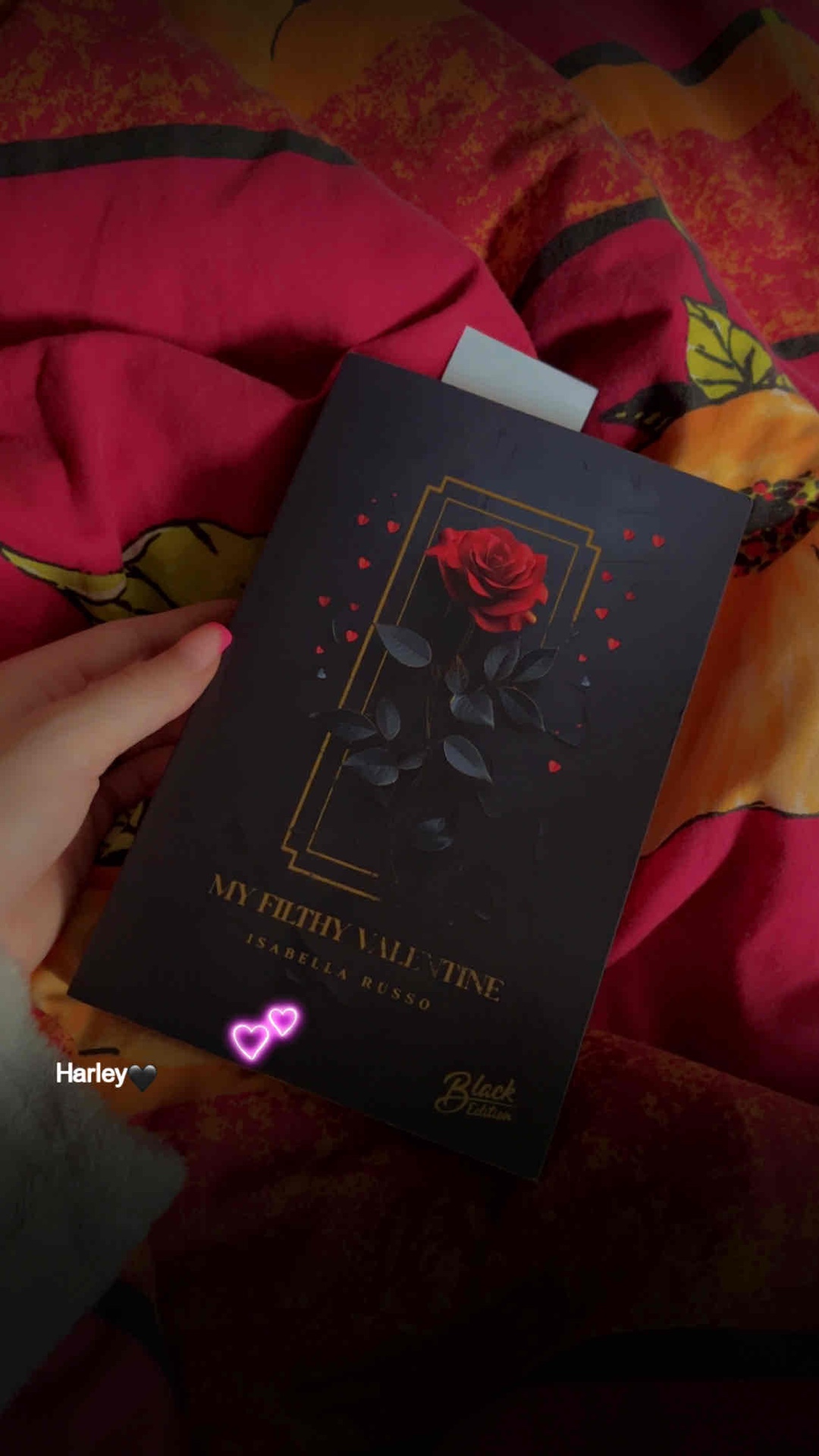 Anfangs habe ich gebraucht um in diese story rein zu kommen.
Aber je mehr ich gelesen habe.. um so interessanter wurde es.
Ich habe schon viel Dark Romance gelesen.. aber das toppt alles.!
Ich war gefesselt von der Schreibweise und wie detailliert das alles dargestellt wurde.
Kopfkino war definitiv IMMER on Point und anwesend.

Aber ich liebe dieses Happy End und ich empfehle dieses Buch wirklich.!