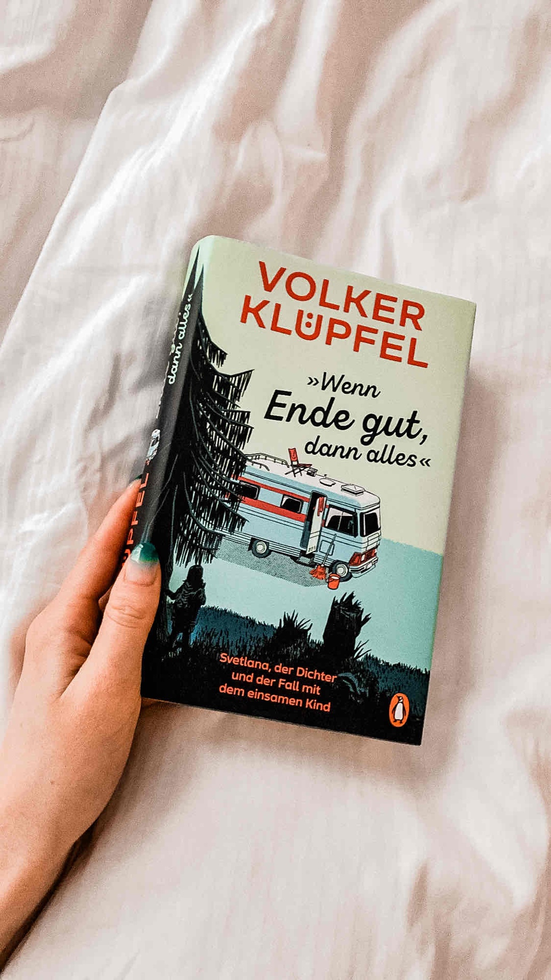 Ein gelungener Auftakt zur Cozy-Crime-Reihe, der insbesondere durch Humor, charmante Protagonisten und die Situationskomik punktet.