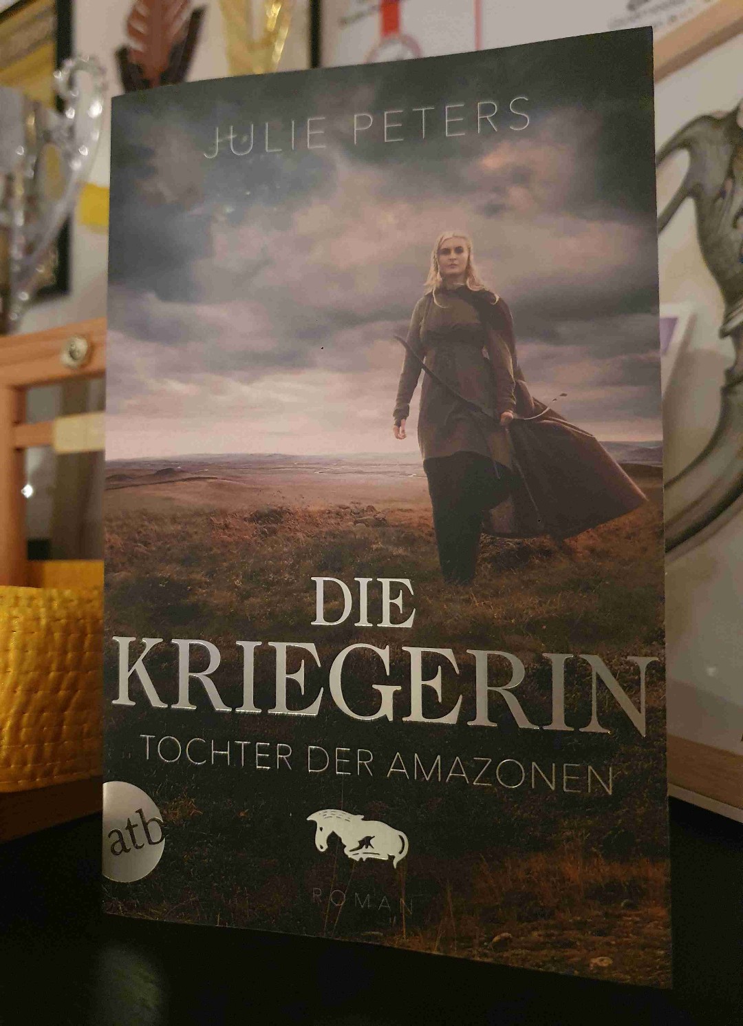 Ich liebe die griechische Mythologie und habe mich dementsprechend total auf dieses Buch gefreut. Musste aber ernüchternd feststellen, dass dieses Buch sehr unpersönlich geschrieben ist, für mich jedenfalls. Der Schreibstil ist gar nicht meins, für mich war es sehr emotionslos und langatmig. Es ist gefühlt nichts in dem Buch passiert, außer dass Otrere von A nach B gereist ist, um es grob zu sagen. 🙈😅
Den zweiten Teil hatte ich damals schon mit dem ersten zusammen gekauft, deshalb werde ich den noch lesen. Aber sonst hätte ich mir den nicht mehr geholt. 🙈