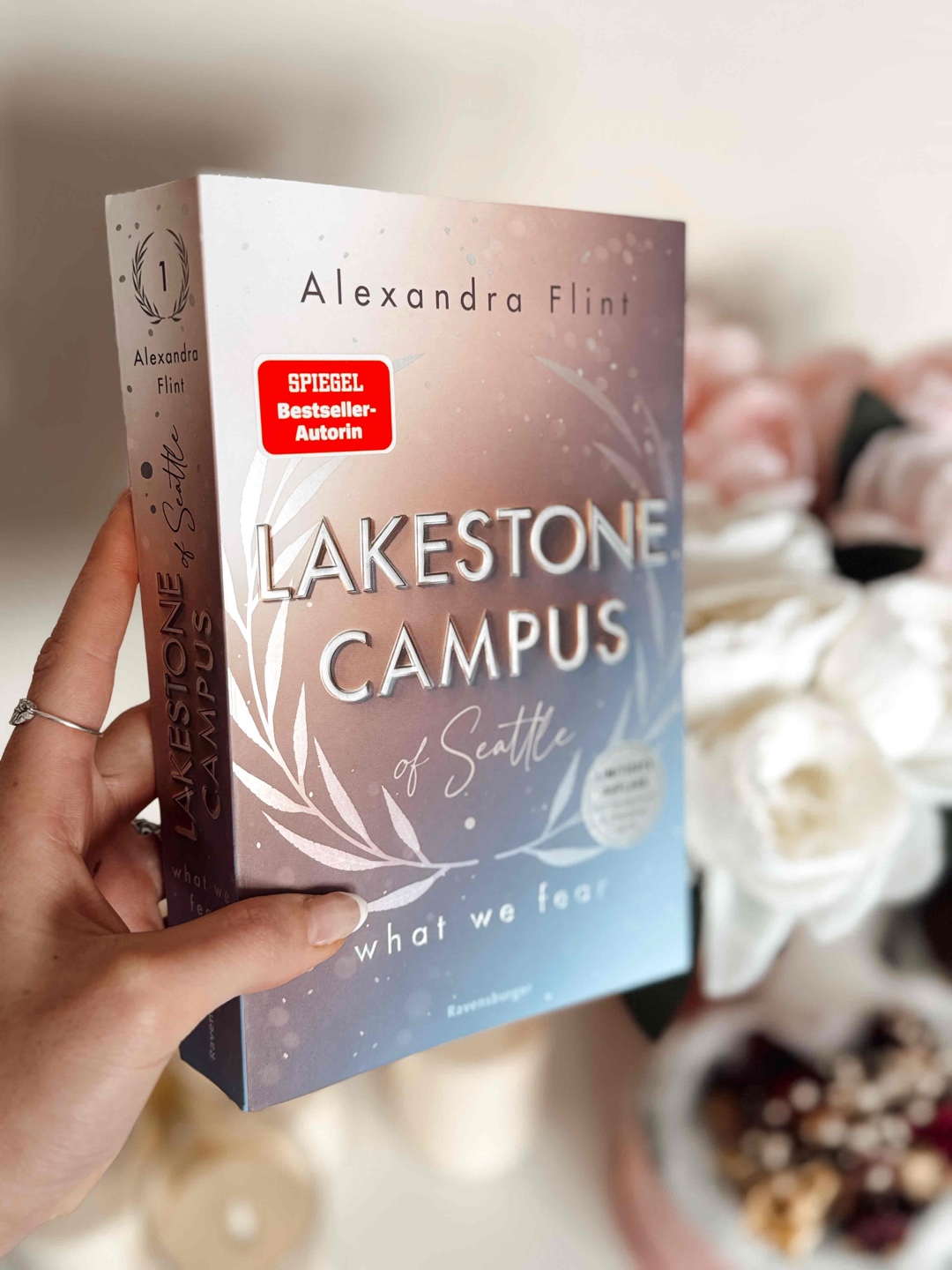 Hackerin x Golden Retriever 💫
Lake Stone Campus – What We Fear von @alexandraflint.autorin ist ein solider Auftakt und macht Lust auf mehr! 