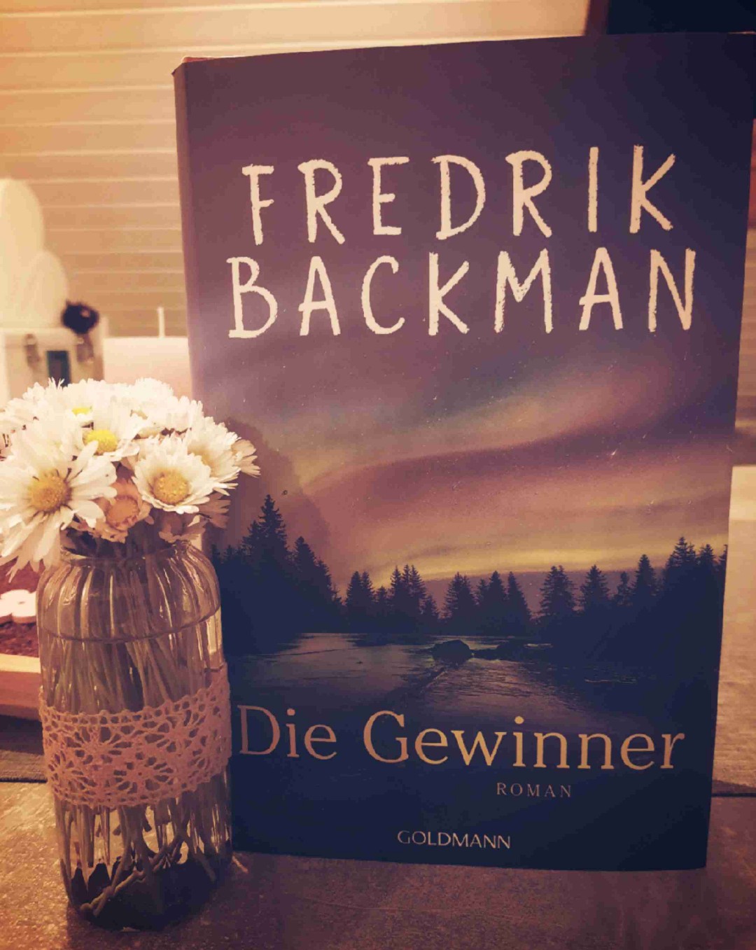 "Wir sind unterwegs in eine Nacht, in der wir alles infrage stellen, was wir je getan haben, alles, was uns selbst ausmacht und auch die Gemeinde, die wir gemeinsam aufgebaut haben. Was macht uns denn letztlich aus? Unsere Gemeinschaft? Allein die Summe unserer Entscheidungen. Allein das Resultat unserer Bemühungen. Können wir all das aushalten, was wir bewirkt haben?"