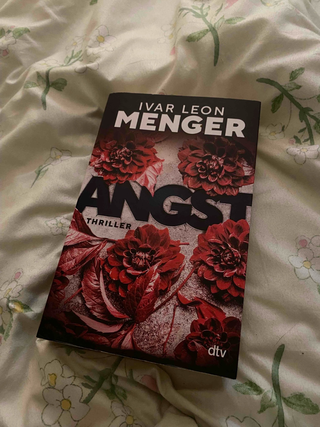 “Zuerst bringt er dir Blumen. Und dann den Tod.”