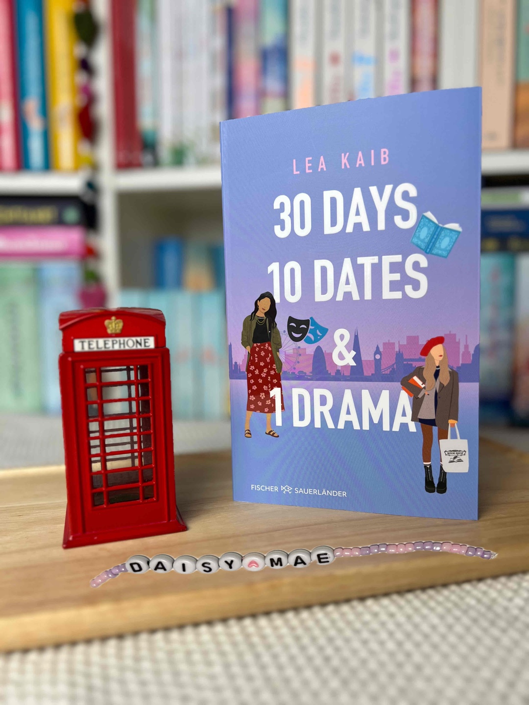  ist ein liebevoll geschriebenes Buch mit London Vibes und viel „Theater“.
Nicht perfekt, aber herzlich, nahbar und genau das richtige Buch für alle, die sich nach Romantik, Selbstfindung und einer Prise Chaos sehnen.
