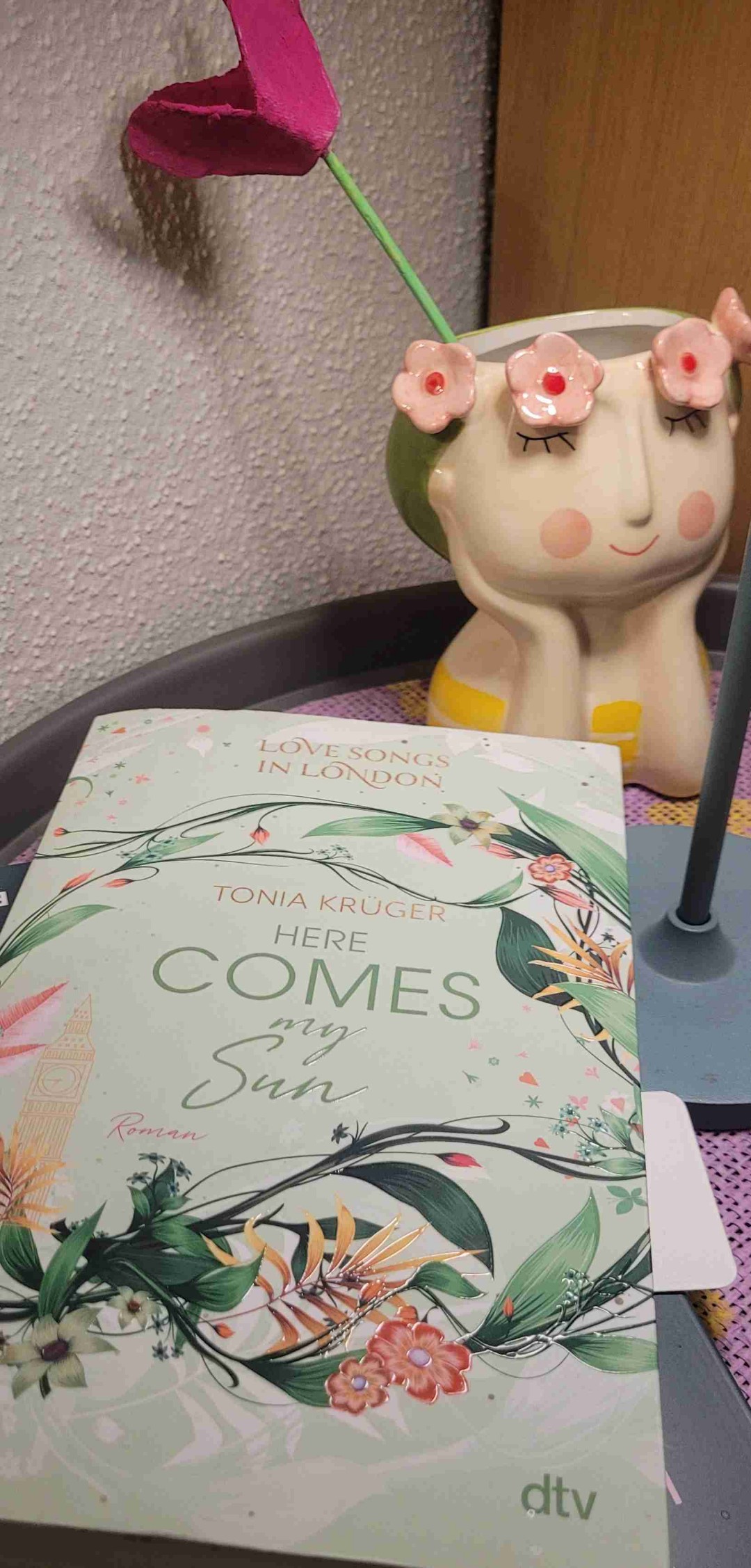 Das ist das dritte Buch aus der Love-Songs-in-London-Reihe, das ich gelesen habe.
Die Anziehungskraft zwischen Jamie und Ryan spürt man sehr schnell und lässt einen mit Jamie mitfiebern. 
Das Ende kam mir dann ein bisschen zu schnell und zu plump.
Insgesamt aber ein tolles Buch für zwischendurch, das man auch lesen kann wenn man die andern Bände nicht kennt.