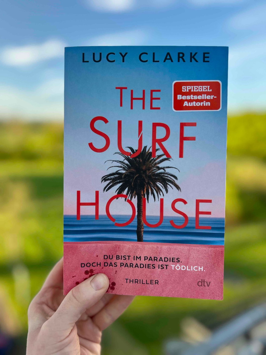 Mein 1. Buch von der Autorin - ein Thriller ist es meiner Meinung nach nicht, wenn dann eher im letzten Drittel. Ansonsten eher ein Roman mit coolen Sommer/Surf/Marrakesch-Vibes 🌊 ☀️
🏄♀️ fand die jeweiligen Orte/Feeling sehr gut beschrieben und hab einige Sachen auch nochmal gegoogelt, man konnte sich im Kopf eine gute Szene bauen und ja, jetzt möchte ich auch gerne mal nach Marrakesch 🥹
Wer hohe Thriller-Ansprüche hat, für den ist es leider nichts.
Finde es als Sommerbuch super geeignet mit optimaler Länge!