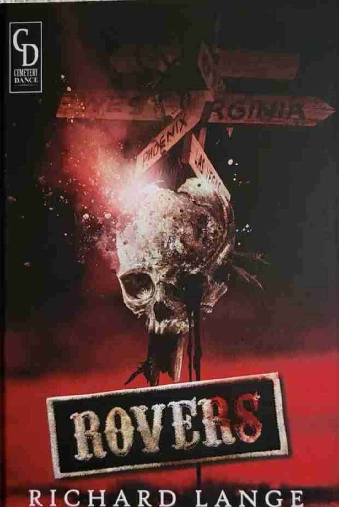 Als sich die Wege zweier Vampirbrüder, eines Mannes, der den Mörder seines Kindes sucht und einer brutalen Motorradgang kreuzen, fließt Blut und davon jede Menge. "Rovers" ist eine etwas andere Vampirgeschichte mit großartigen Figuren und damit perfekt für all jene geeignet, denen die normalen Blutsauger inzwischen zu langweilig geworden sind.
Da selbst angelegte Bücher leider nicht übernommen werden, habe ich beim Cover auf das englischsprachige zurückgegriffen, aber natürlich habe ich die deutsche Ausgabe aus dem Buchheim Verlag gelesen, die übrigens wunderschöne Illustrationen enthält.