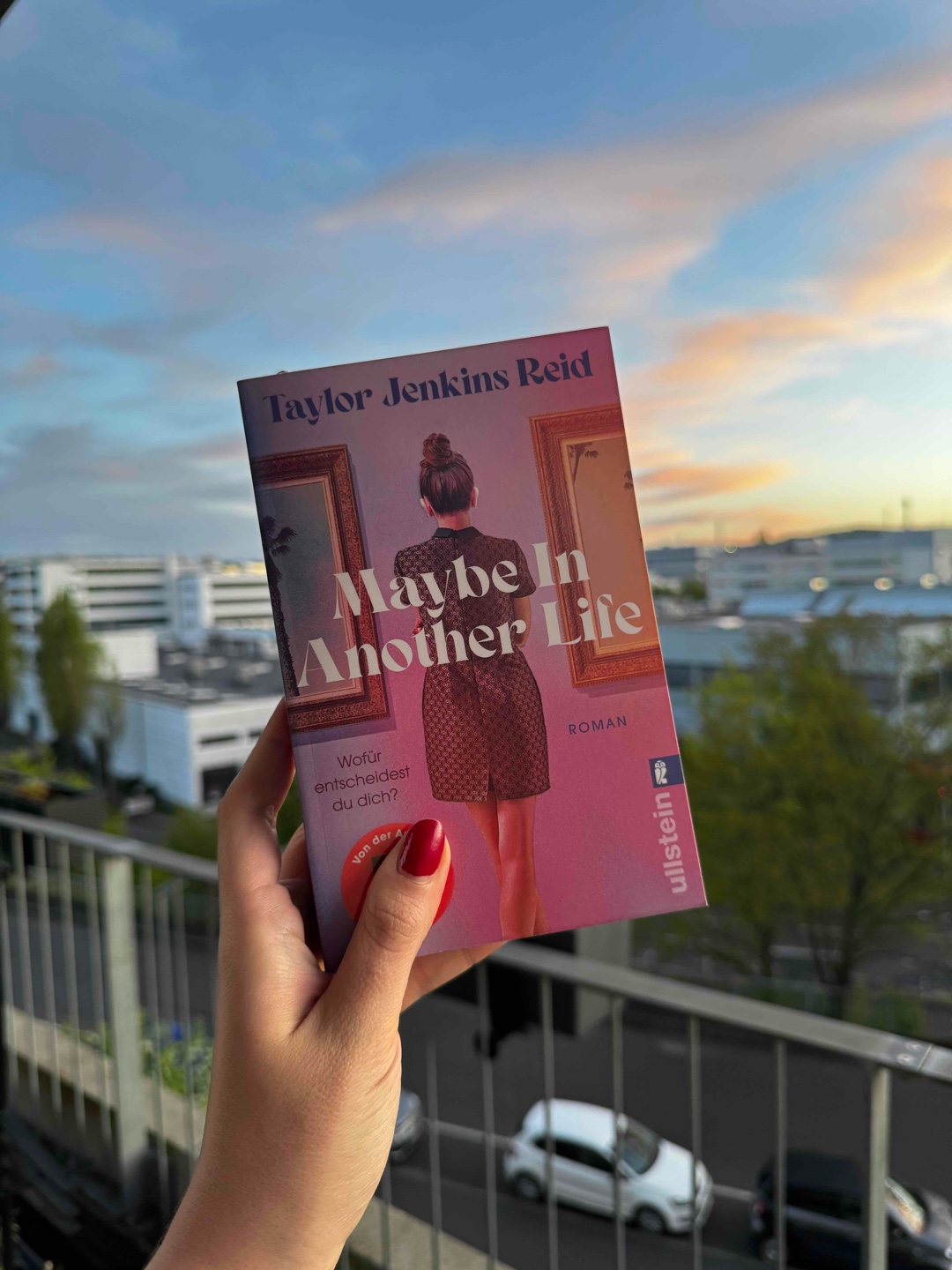 Taylor Jenkins Reid 💜 sie weiß wie sie Charaktere schreibt, die Charakter, emotionales Innenleben und Entwicklungspotenzial haben. Was wäre also wenn eine Entscheidung dein Leben bestimmt und du zwei Versionen erleben darfst?