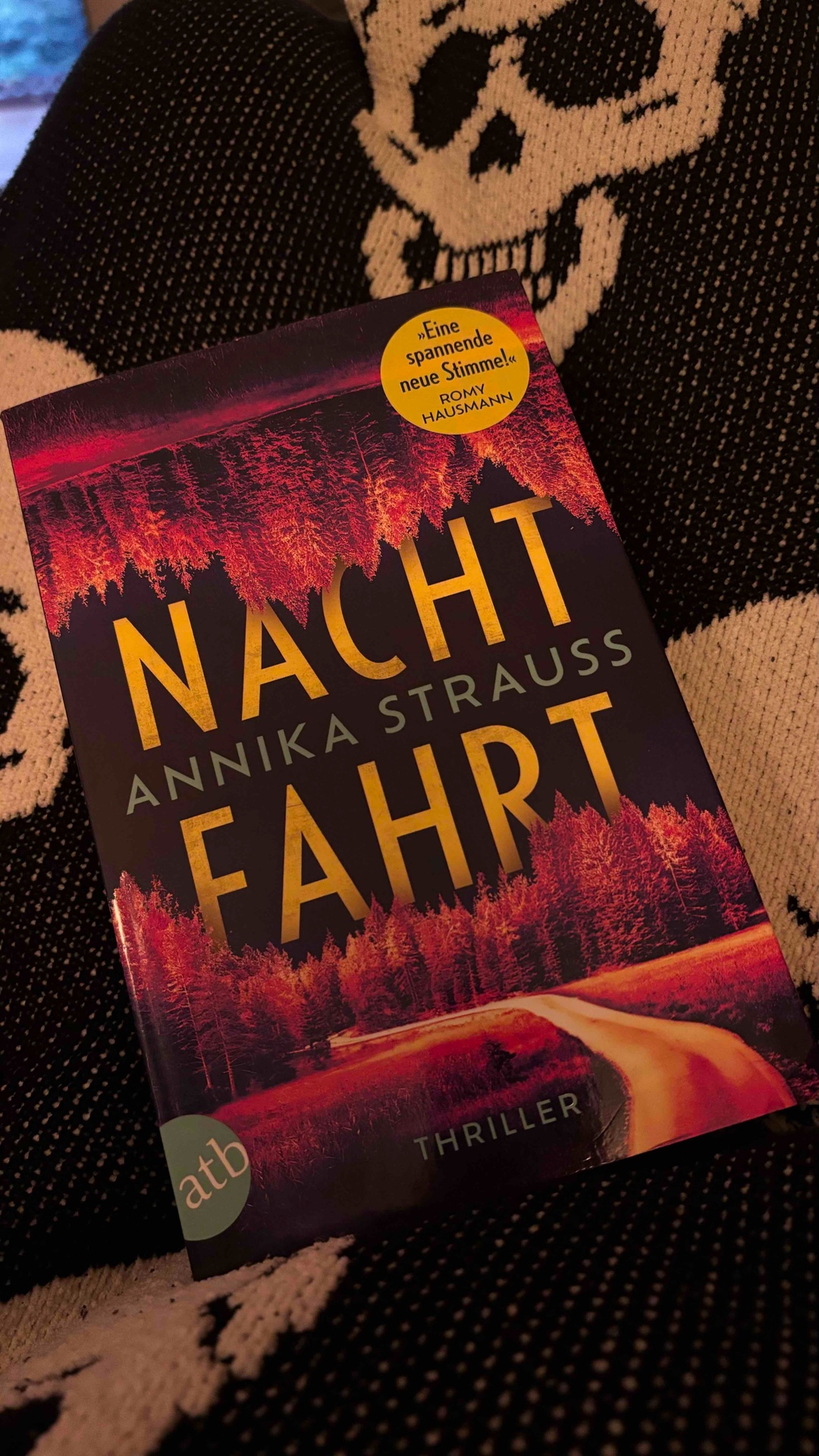 Kann die guten Bewertungen leider gar nicht nachvollziehen. Total konstruiert, unlogisches Verhalten der Charaktere und die Bibelverse, die am Ende plötzlich noch dazu kamen, waren dann der Höhepunkt. 😅