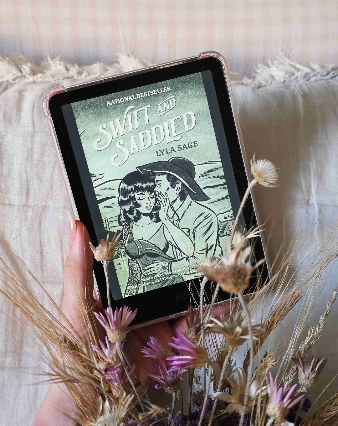 Ach ich liebe die Stories zur Rebel Blue Ranch, wie schon Band 1, macht auch der Nachfolger super viel Spaß beim Lesen: kurzweilig, keine 400 Seiten lang, wunderbare Charaktere, tolle POVs, nachvollziehbare Twists und ernsthafte Themen, sowie etwas Spice und eine tolles Setting. Macht wirklich immer so viel Spaß. Freue mich schon auf den nächsten Teil ❤️