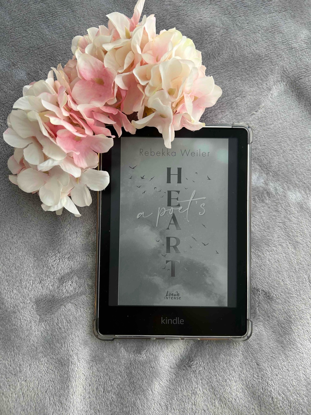 „Sein Songtexte sagen mehr als tausend Worte.“ - wenn du dieses Buch gelesen hast, wirst du dieser Aussage zu 100% zustimmen. Selten lese ich von einem Bookboyfriend, der seine Gedanken & Gefühle so schön verpacken und ausdrücken kann, wie Fenn.