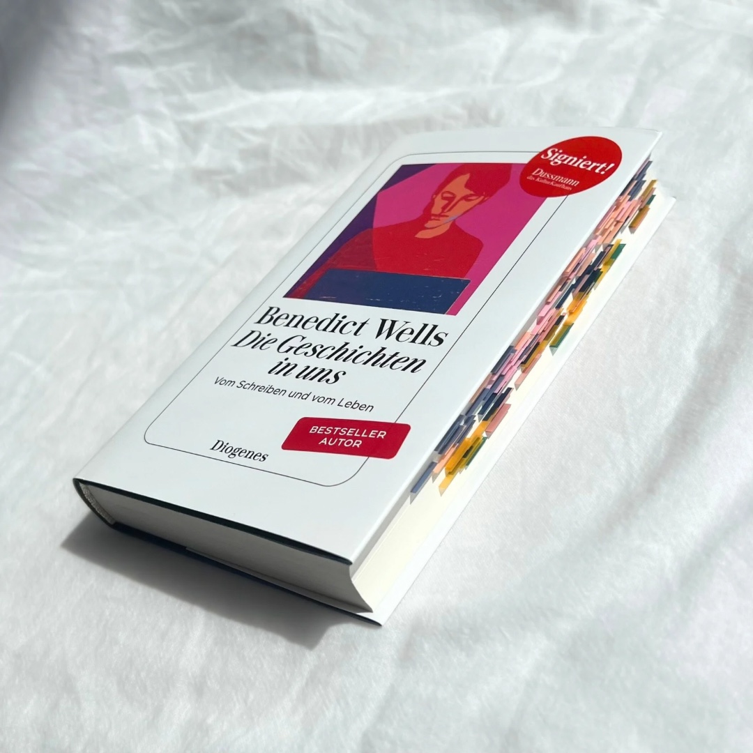 Es ist nicht nur für angehende Schriftstellerinnen und Schriftsteller eine wertvolle Lektüre, sondern auch für alle, die einfach mal hinter die Kulissen des Schreibens blicken wollen.