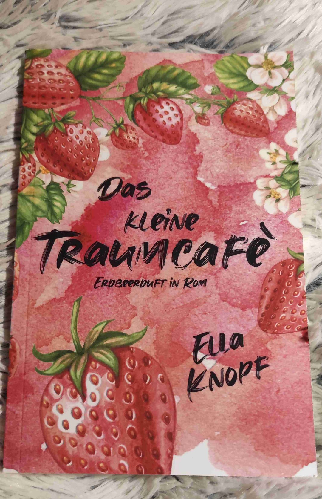 Ich versteh die Idee dahinter. Super schön gestaltetes Buch. Und doch, zu einfach geschrieben. Zu viel Beschreibung der Umgebung. Man versucht eine Geschichte in zwei Tagen zu quetschen. Sehr kitschig.