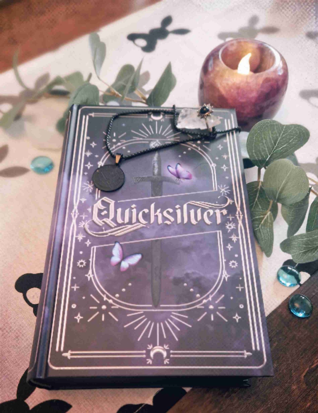 ✨️🖤 𝑲𝒊𝒏𝒈𝒇𝒊𝒔𝒉𝒆𝒓 𝒂𝒖𝒇 𝒅𝒊𝒆 𝑬𝒊𝒏𝒔 🖤✨️
„Selbst das Herz des stärksten Kriegers kann brechen, und seine Seele kann zerschmettert werden.“