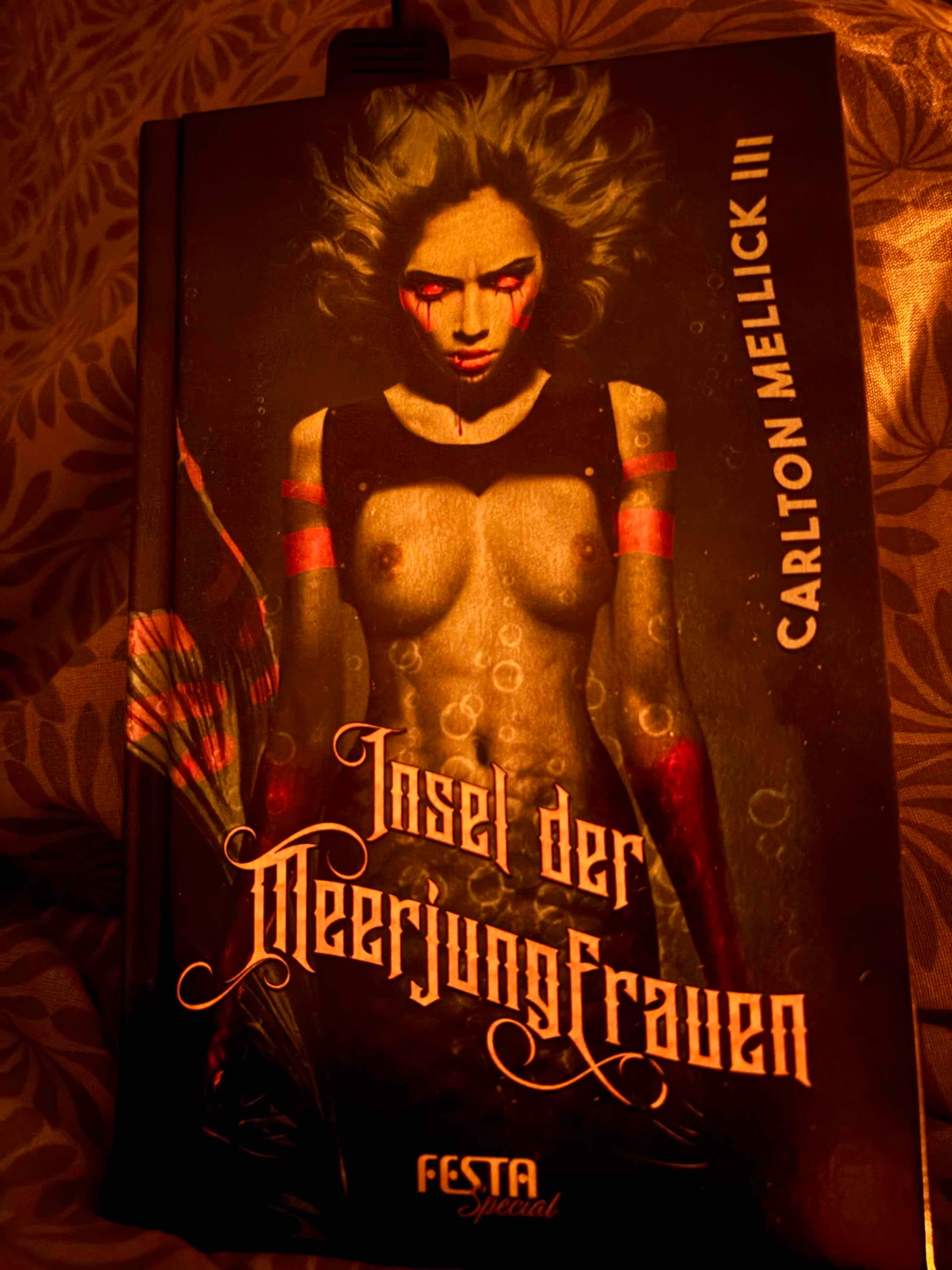 Insel der Meerjungfrauen 🧜🏻♀️
Eine bizarre, absurde und mit Humor gespickte Kurzgeschichte für zwischendurch.
Bei der ein oder anderen Stelle musste ich jedoch kurz durchatmen und das Buch kurz zur Seite legen.
Für diejenige unter euch die Schmerzfrei sind, kann ich die Story empfehlen.