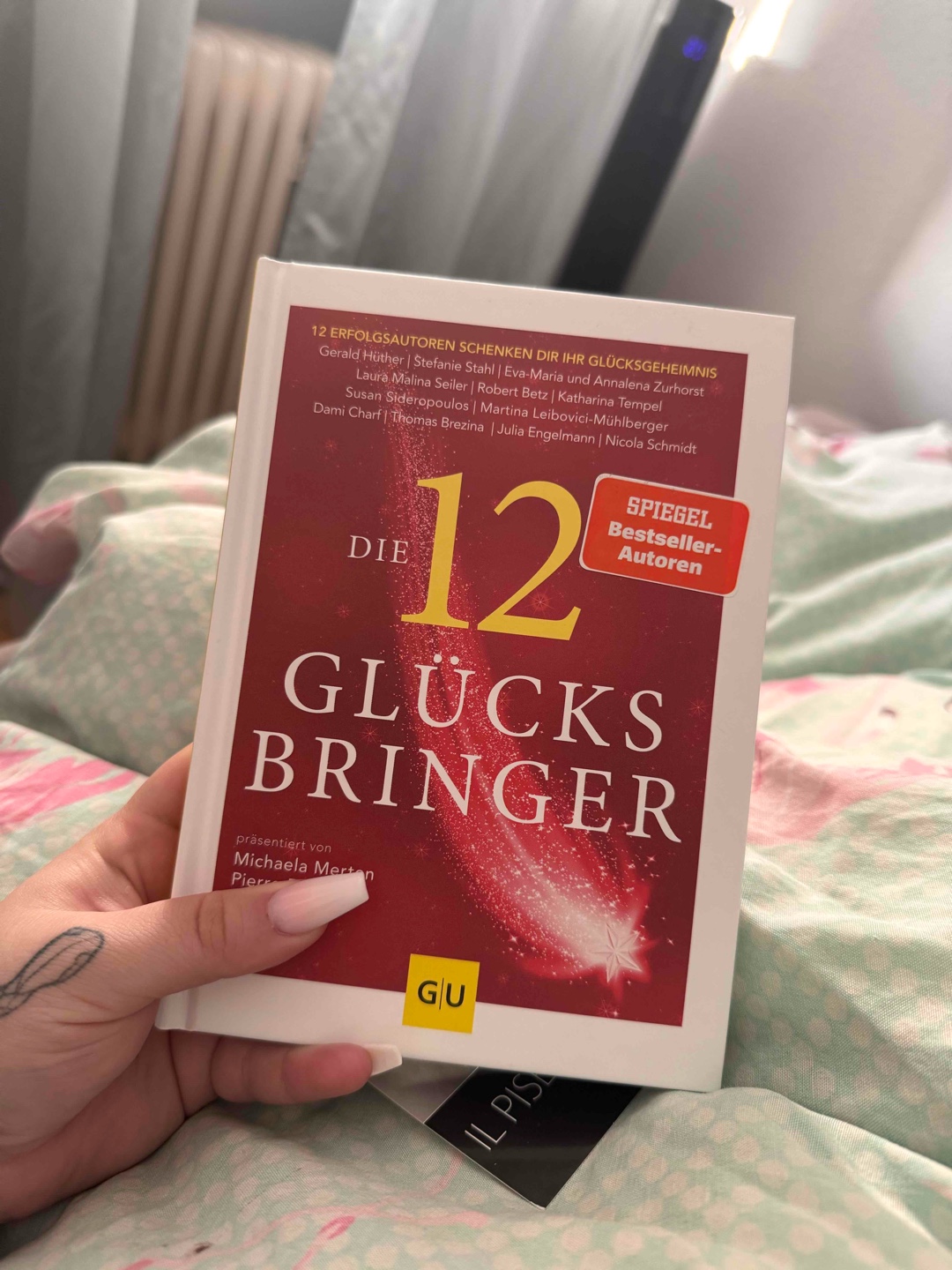 Die 12 Glücksbringer“ ist ein bereicherndes Buch für alle, die auf der Suche nach Inspiration und praktischen Ratschlägen für mehr Glück und Zufriedenheit im Leben sind. Die Vielfalt der Perspektiven und die praxisorientierte Herangehensweise machen es zu einem empfehlenswerten Begleiter für die persönliche Entwicklung. Es hat mir sehr gut gefallen und ich werde einige Punkte versuchen in meinem Leben umzusetzen.