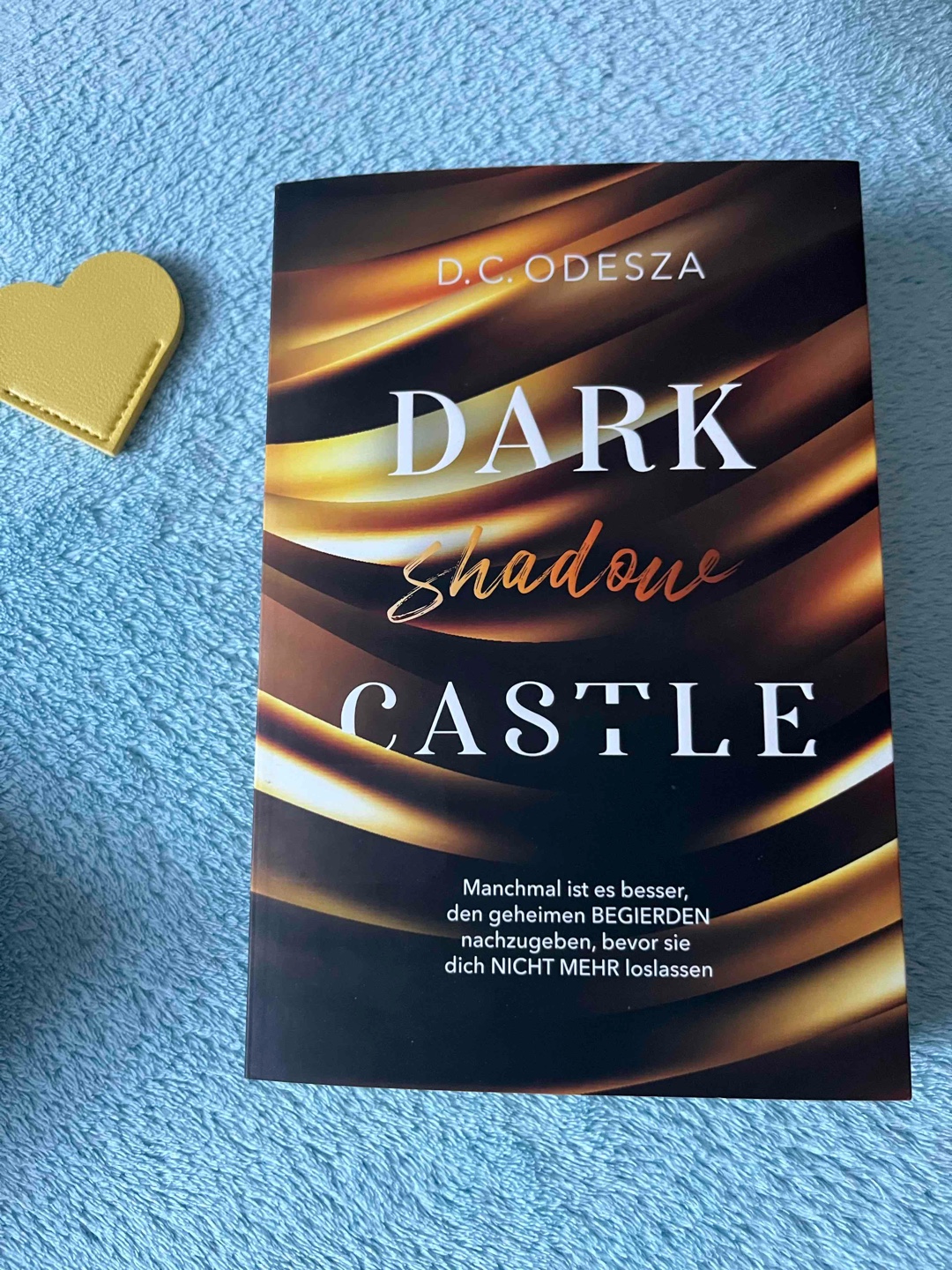 Ich liebe es wie alle Bücher von ihr und kann es kaum abwarten den vierten Teil der Reihe zu lesen… dazu gibt es jede Menge Probleme die vorerst beseitigt werden müssen. Es bleibt also spannend 🧐😍❤️‍🔥
