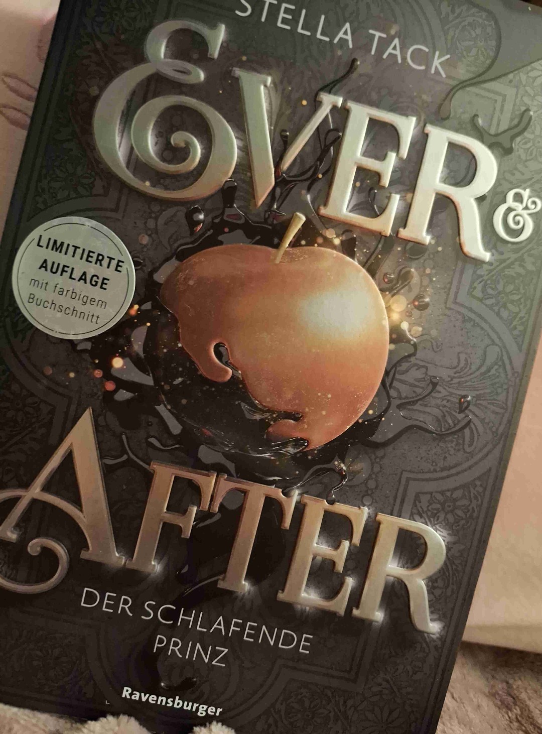 Buch 01/25
Beginn 24.03.25
Beendet 27.04.25
10 Tage Lesezeit
🌟 🌟 🌟 🌟 🌟 

Eine Märchen Geschichte, die in der Typischen Neuzeit anfängt und dann doch wie im Märchen verläuft, nur anders als erwartet.

ich habe viele Dinge nicht kommen sehen, um so spannender hat mich das Buch in seinen Bann gezogen und ich freue mich schon daran zu lesen, wie es weiter geht😍📖
