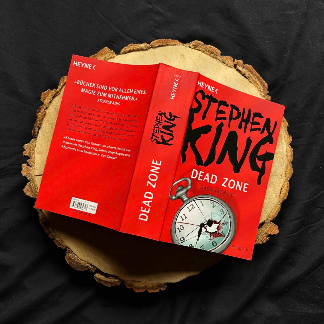 🖤❤️ |  »Als John Smith das College abschloss, hatte er den bösen Sturz längst vergessen, den er an jenem eiskalten Januartag des Jahres 1953 auf dem Eis getan hatte.« … lautet der erste Satz von Dead Zone [Stephan King] 