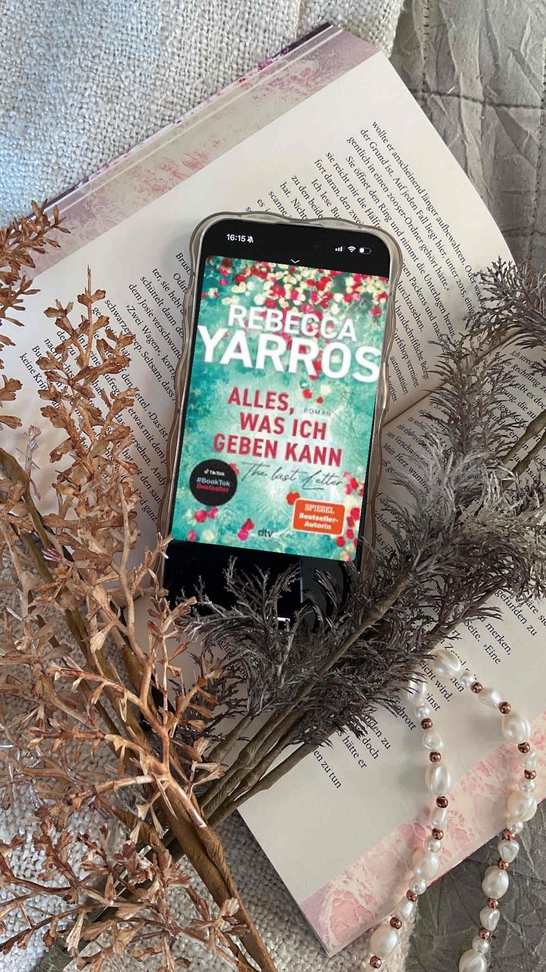 Wieviel Drama soll ein Buch haben?
Rebecca Yarros: JA!
