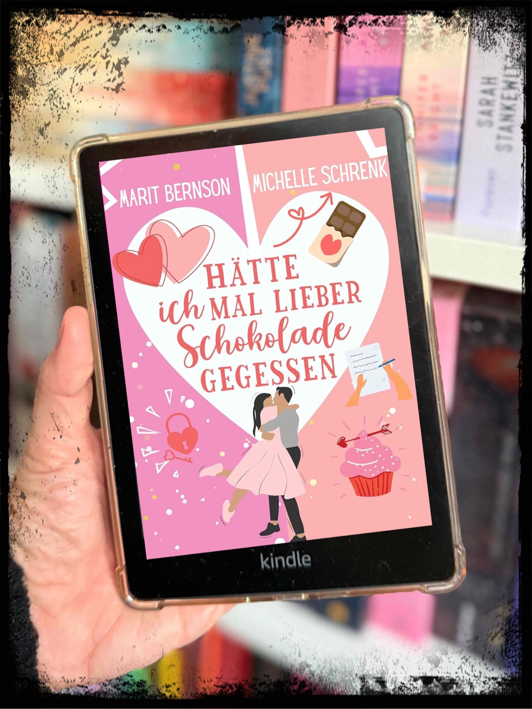 Der zweite Band der „Herzhaft verliebt“-Reihe hat mich sofort wieder begeistert. Die Geschichte ist charmant, locker und unglaublich witzig erzählt. Ich musste so oft lachen, dass ich das Buch kaum aus der Hand legen konnte.
Die Charaktere sind sympathisch und mit viel Liebe gestaltet, die Dialoge sprühen nur so vor Humor. Besonders gut gefallen haben mir die kurzen Kapitel. Ein kleines bisschen mehr Tiefe hätte der Geschichte gutgetan, deshalb gibt es „nur“ vier Sterne , aber die sind absolut verdient!